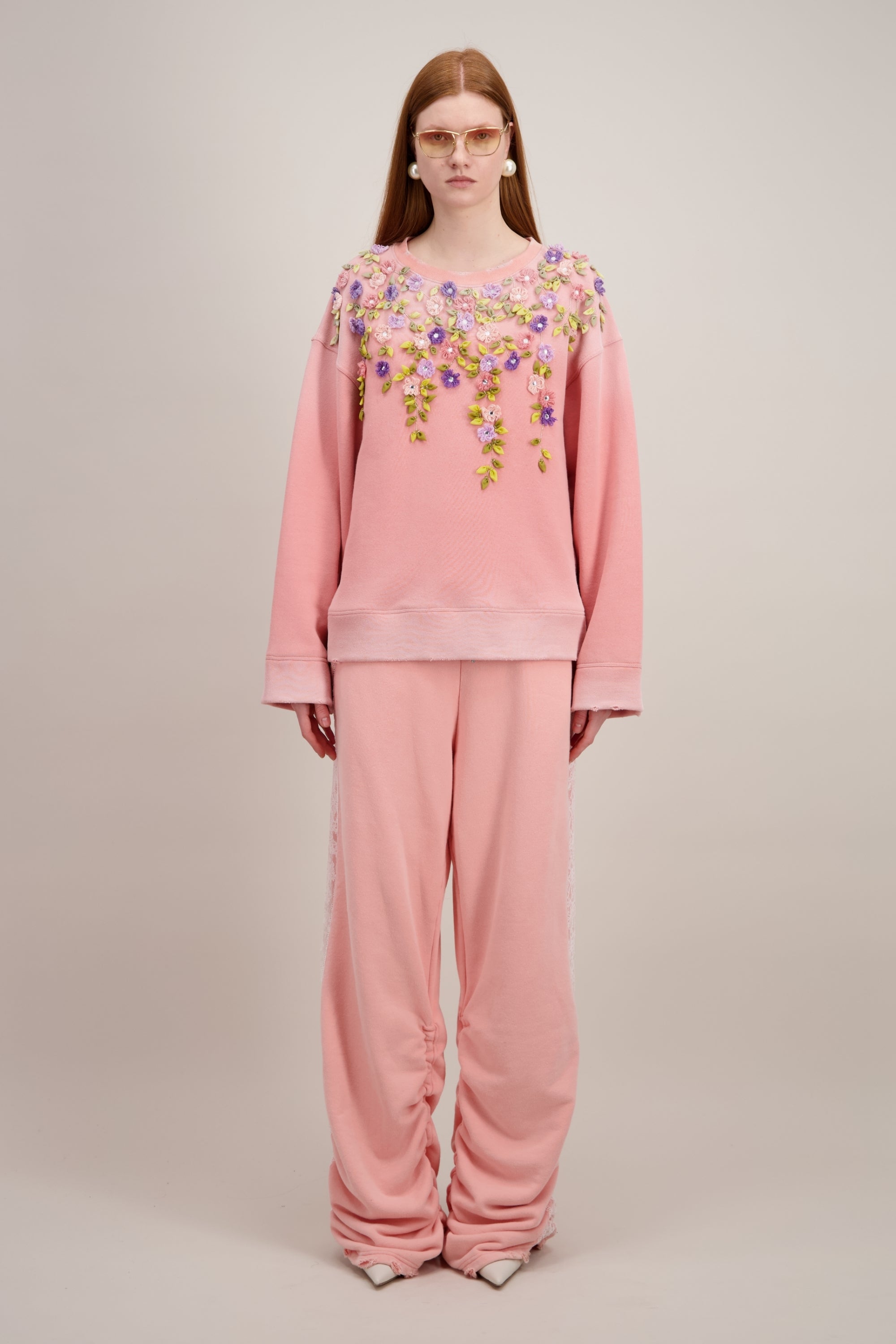 Tsweat-shirt transcendé par une broderie 3D mêlant fils, fils et cristaux", Col rond, rose. Vu en entier