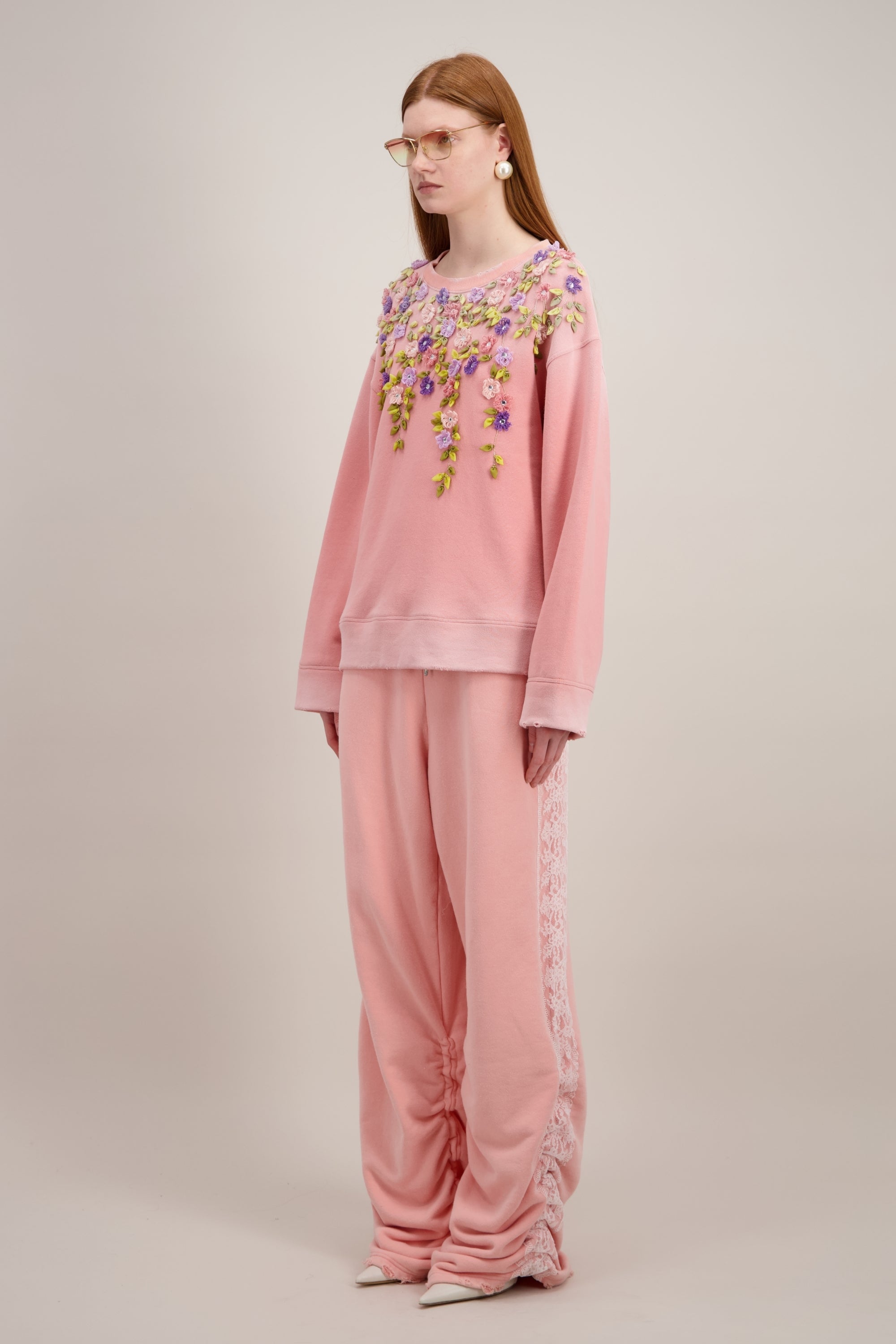 Tsweat-shirt transcendé par une broderie 3D mêlant fils, fils et cristaux", Col rond, rose. Vu de trois quarts