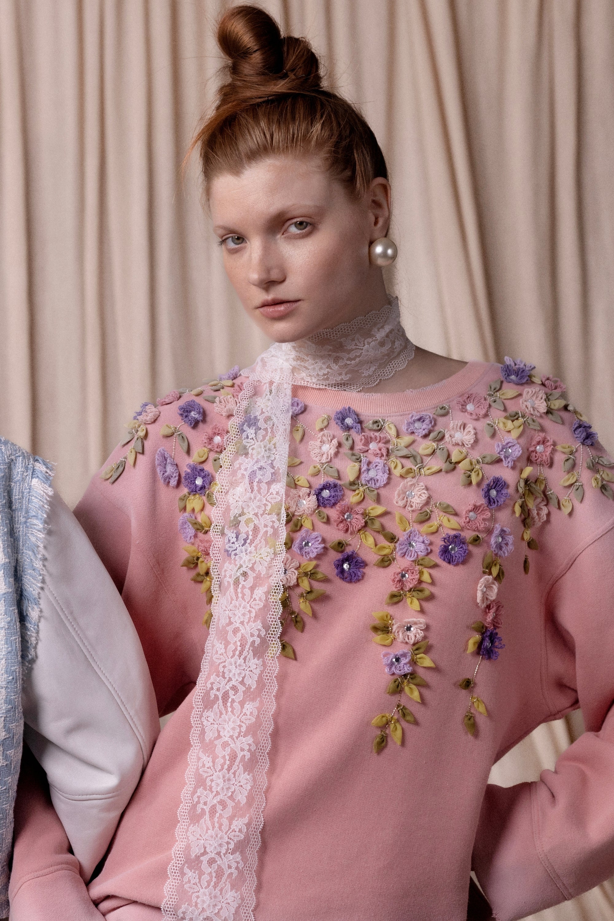 Tsweat-shirt transcendé par une broderie 3D mêlant fils, fils et cristaux", Col rond, rose. Vu de côté