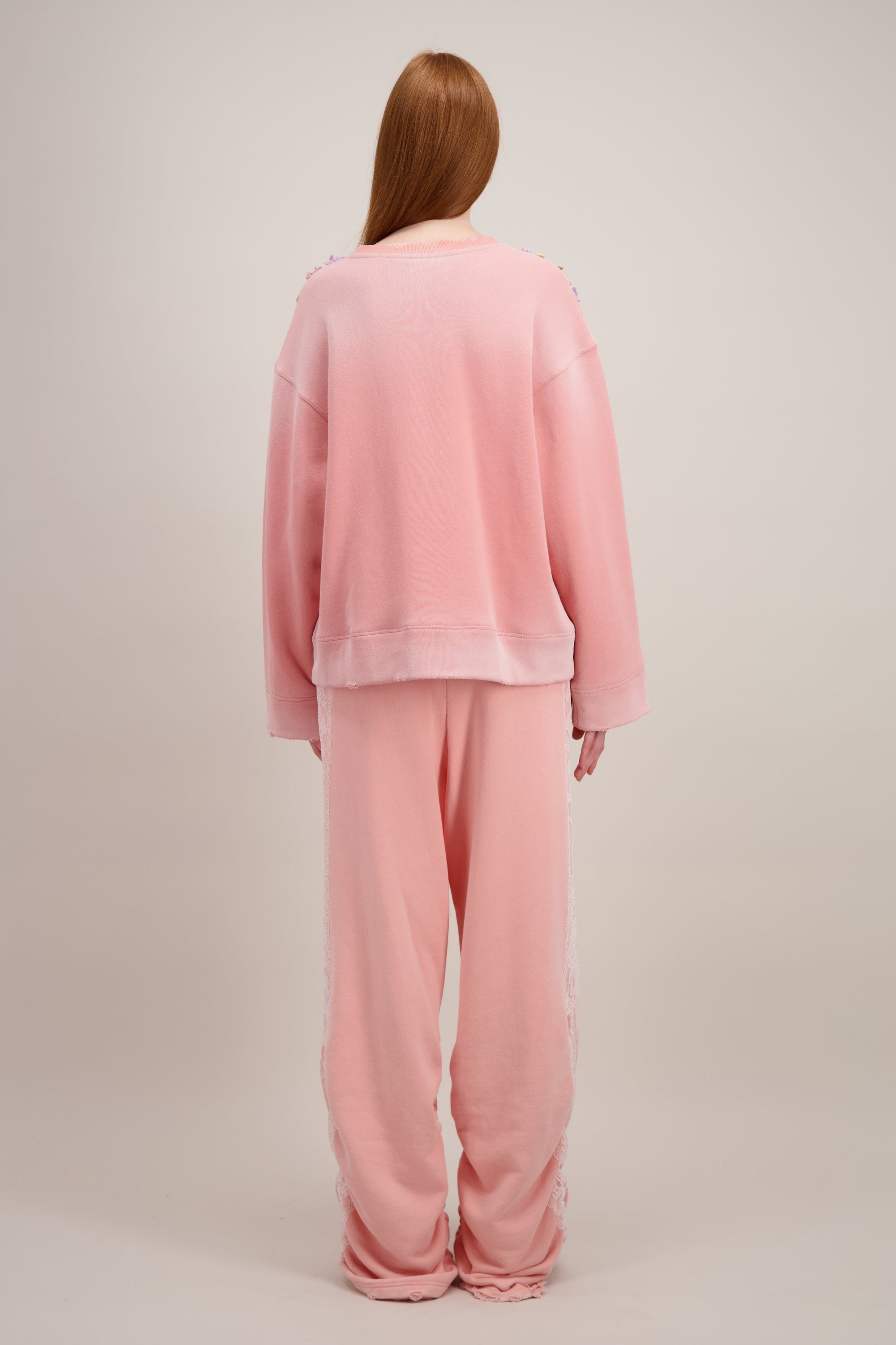 Tsweat-shirt transcendé par une broderie 3D mêlant fils, fils et cristaux", Col rond, rose. Vu de dos