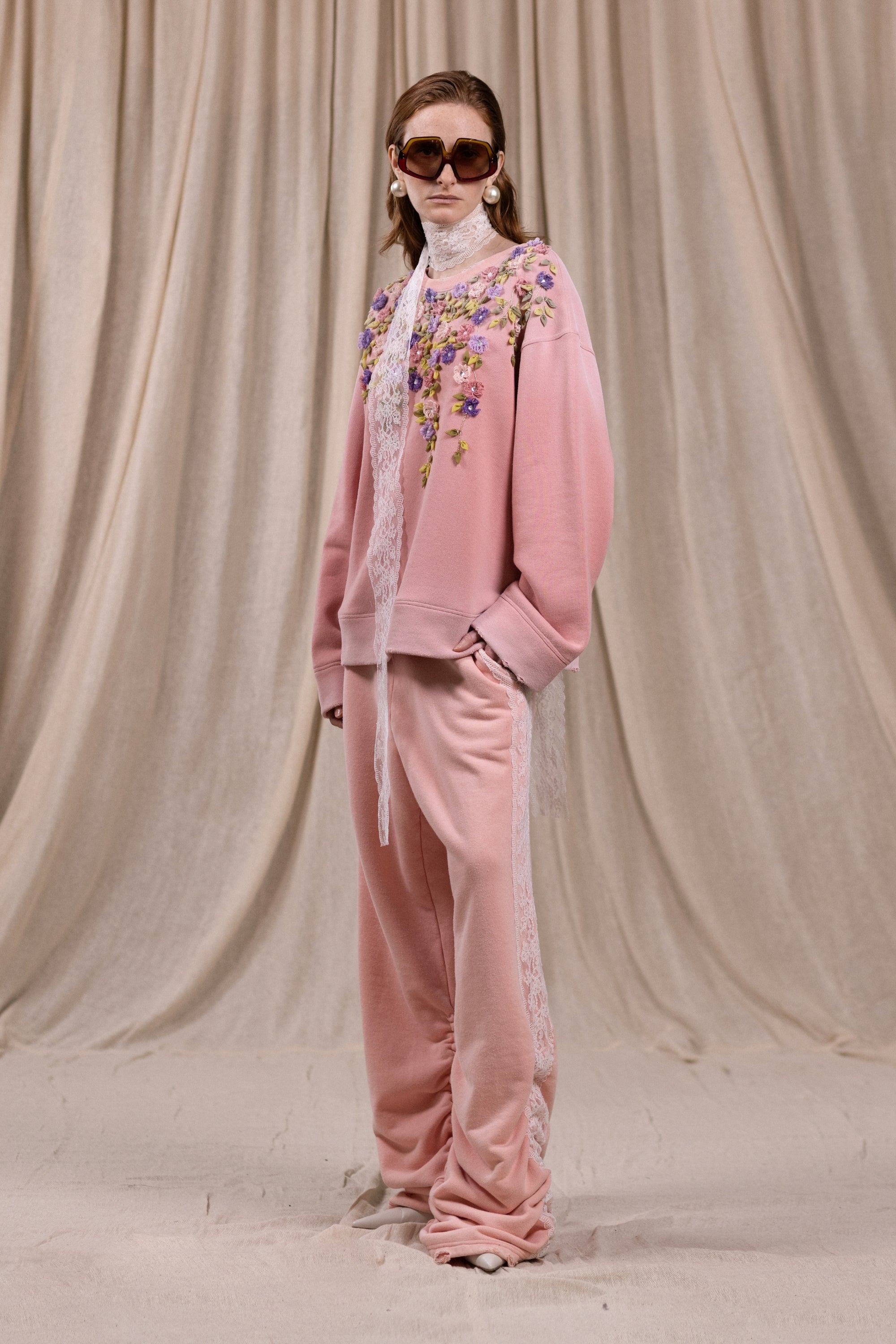 Tsweat-shirt transcendé par une broderie 3D mêlant fils, fils et cristaux", Col rond, rose. Vu en total look