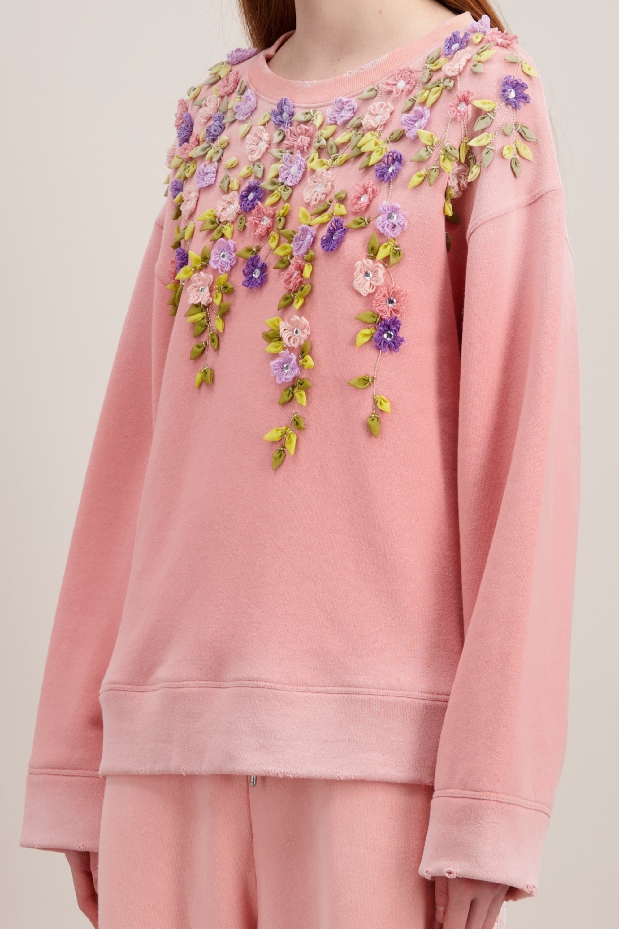 Tsweat-shirt transcendé par une broderie 3D mêlant fils, fils et cristaux", Col rond, rose. Détails