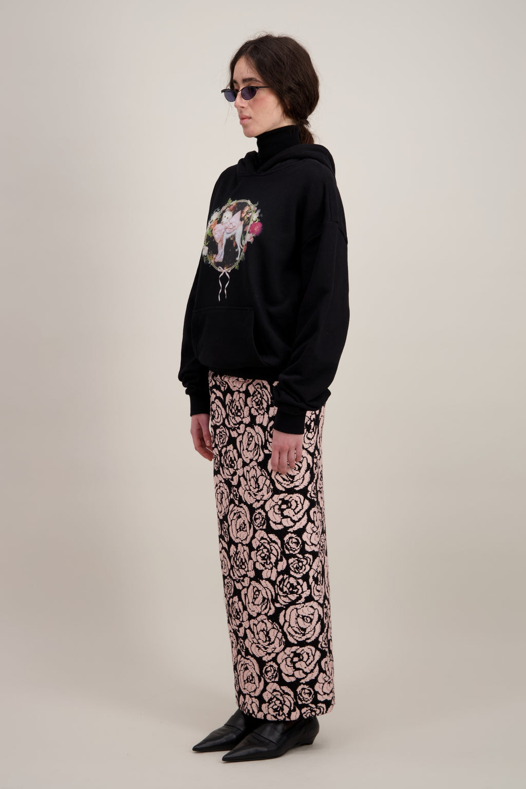 Hoodie avec capuche sans cordons, Imprimé graphique "Chien", poche kangourou, noir. Vu de trois quarts