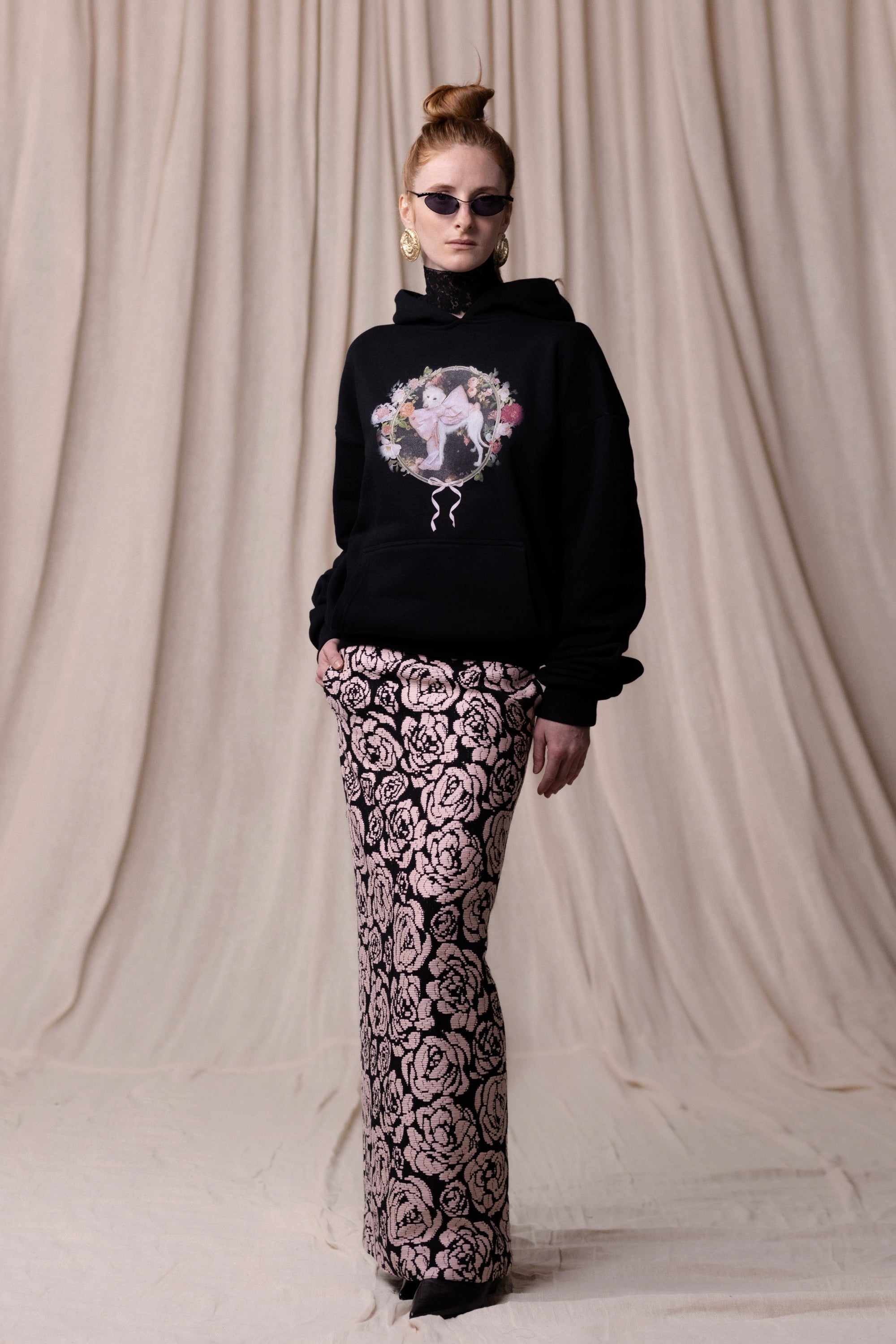 Hoodie avec capuche sans cordons, Imprimé graphique "Chien", poche kangourou, noir. Vu en total look