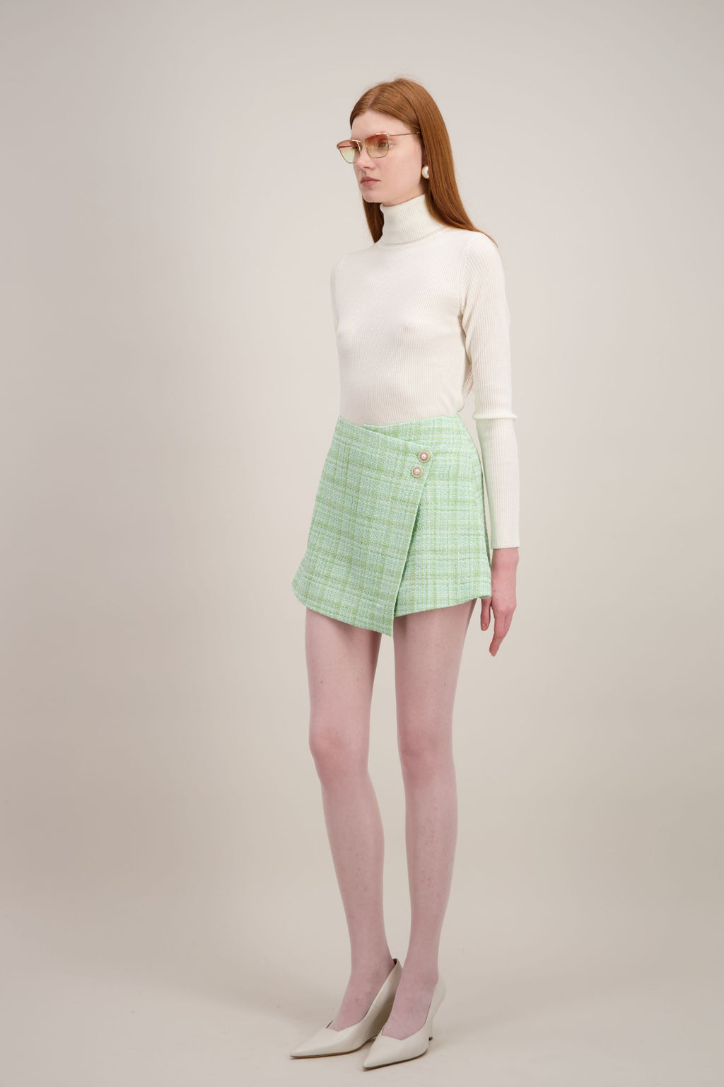 Jupe portefeuille asymétrique en tweed texturé, vert pistache en tweed, vu de trois quarts