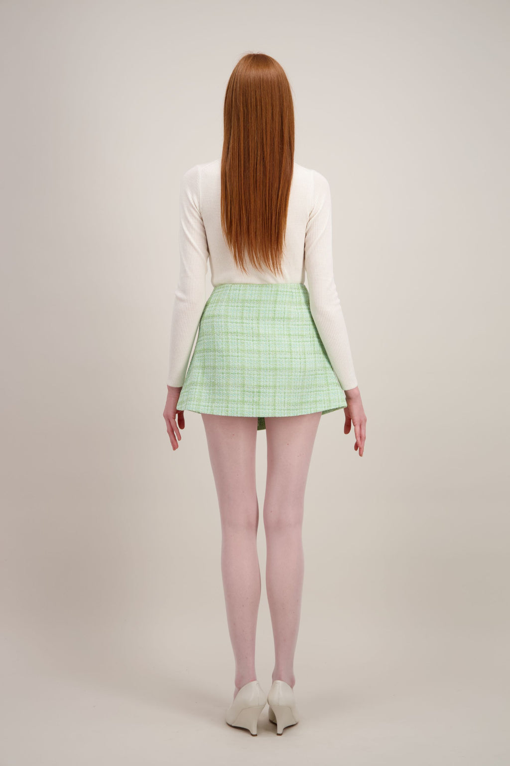 Jupe portefeuille asymétrique en tweed texturé, vert pistache en tweed, vu de dos