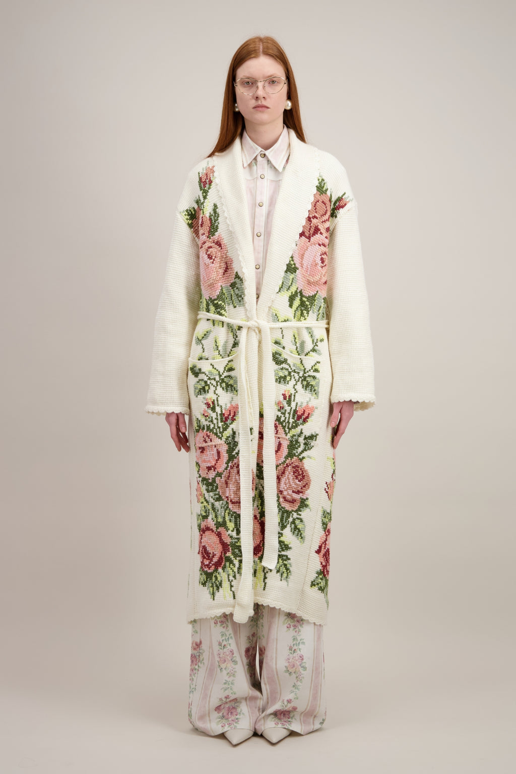 Manteau long en crochet, beige naturel et motifs floraux. Vu en entier