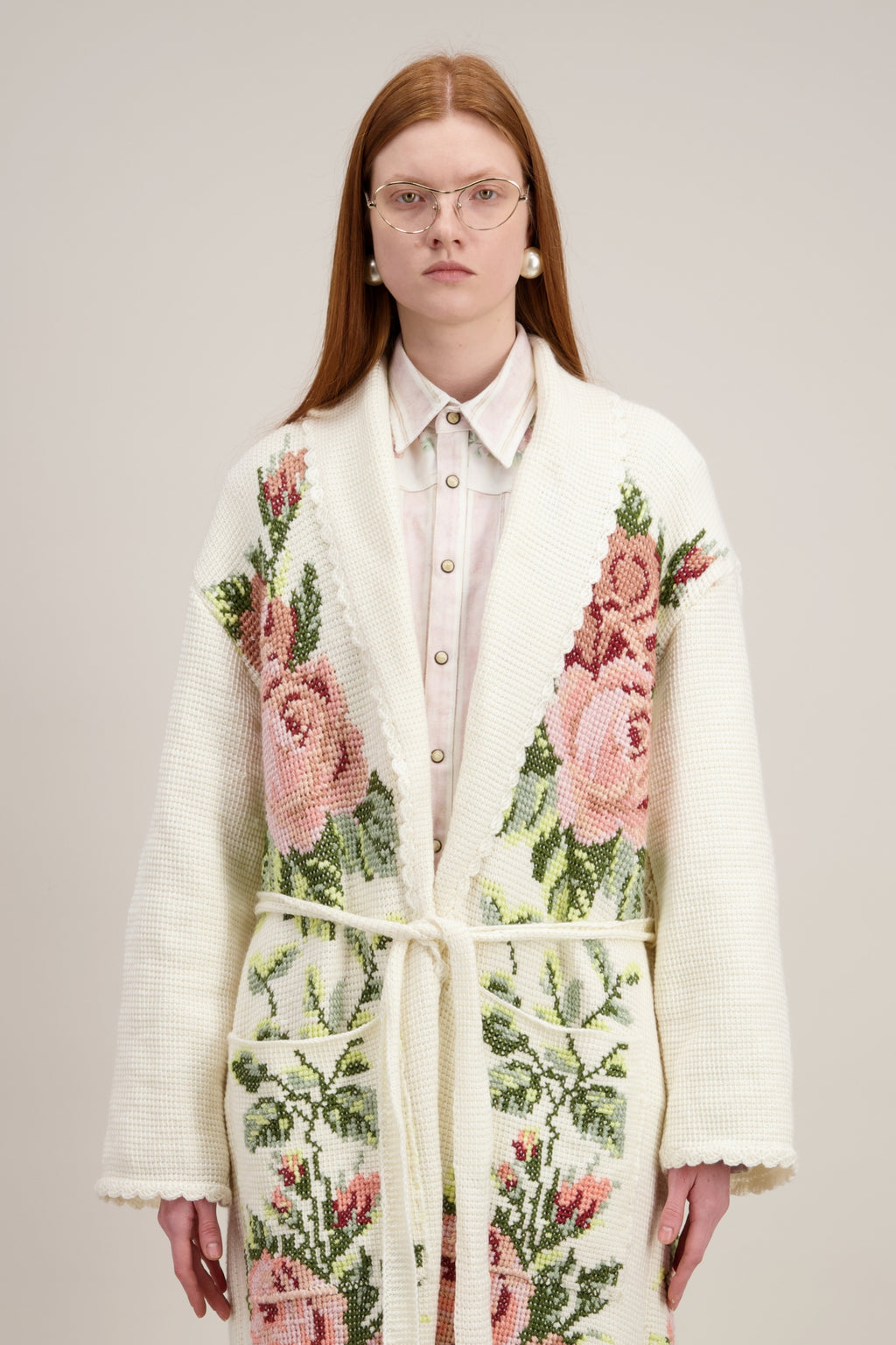 Manteau long en crochet, beige naturel et motifs floraux. Vu en détail