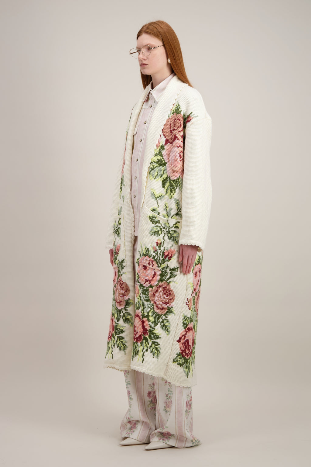 Manteau long en crochet, beige naturel et motifs floraux. Vu de trois quarts