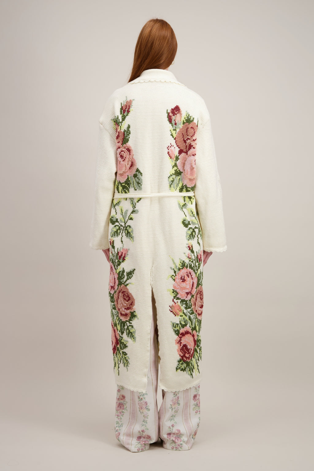 Manteau long en crochet, beige naturel et motifs floraux. Vu de dos