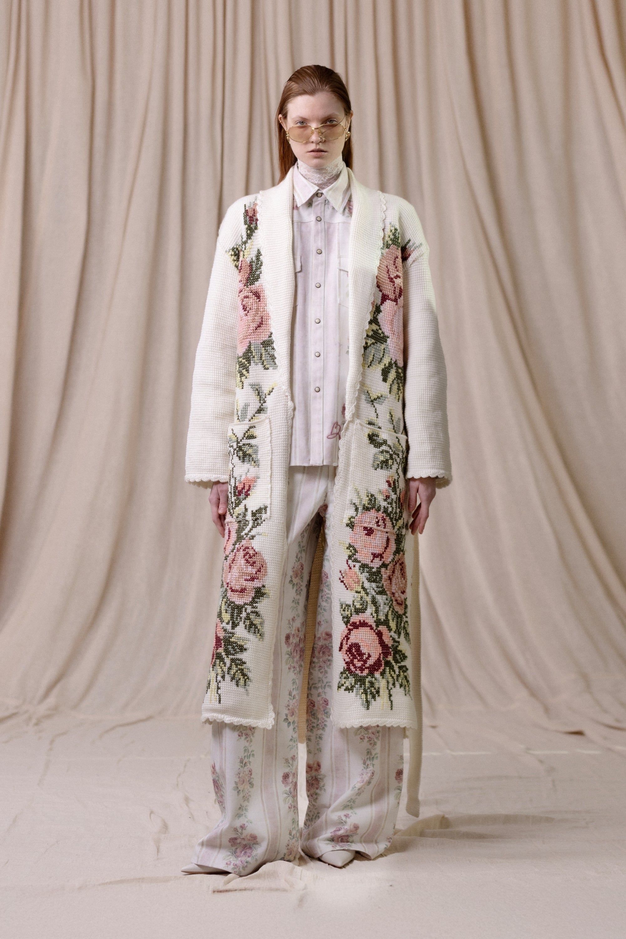 Manteau long en crochet, beige naturel et motifs floraux. Vu en total look