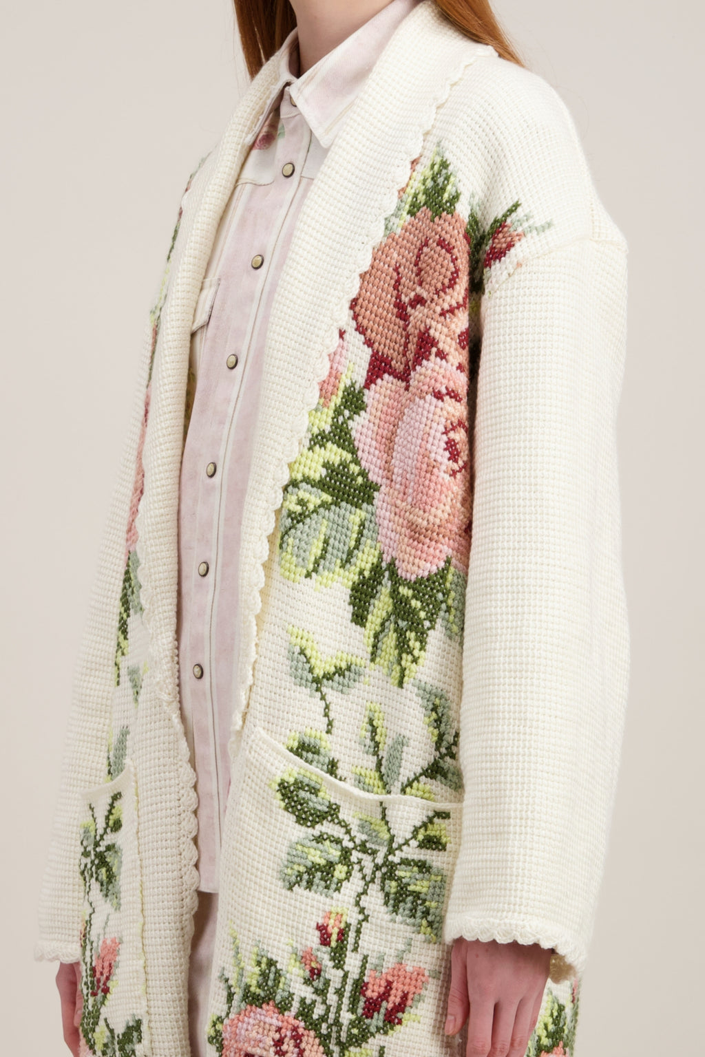 Manteau long en crochet, beige naturel et motifs floraux. Détail