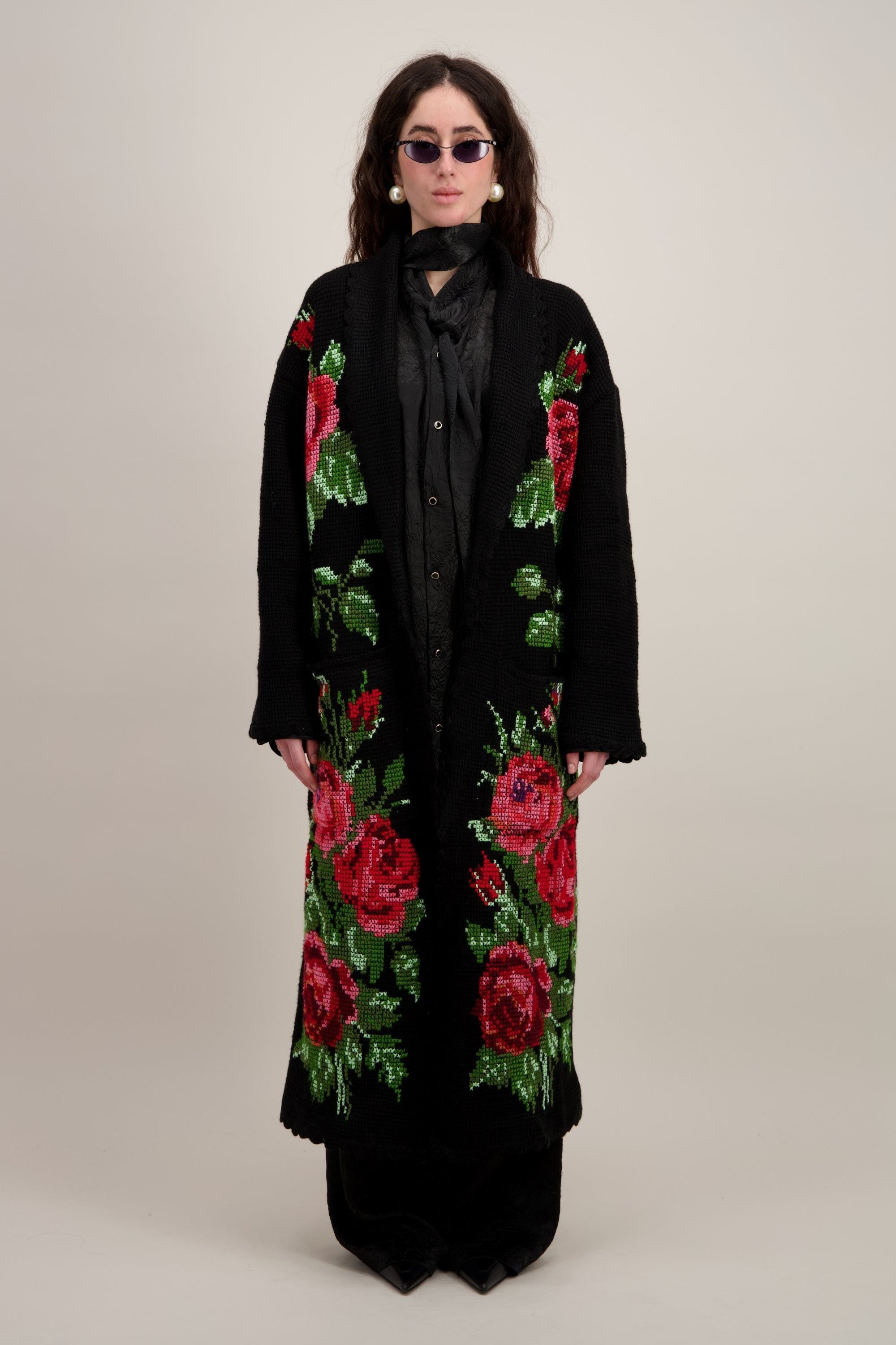 Manteau long en crochet, noir et motifs floraux. Vu en entier