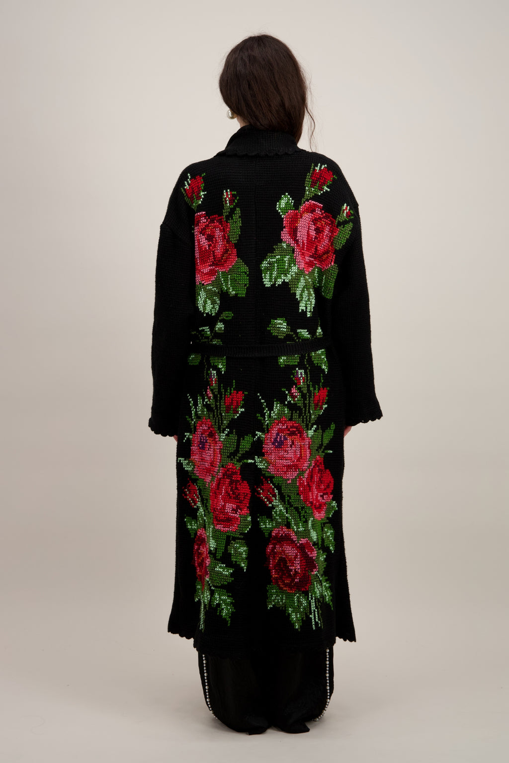 Manteau long en crochet, noir et motifs floraux. Vu de dos