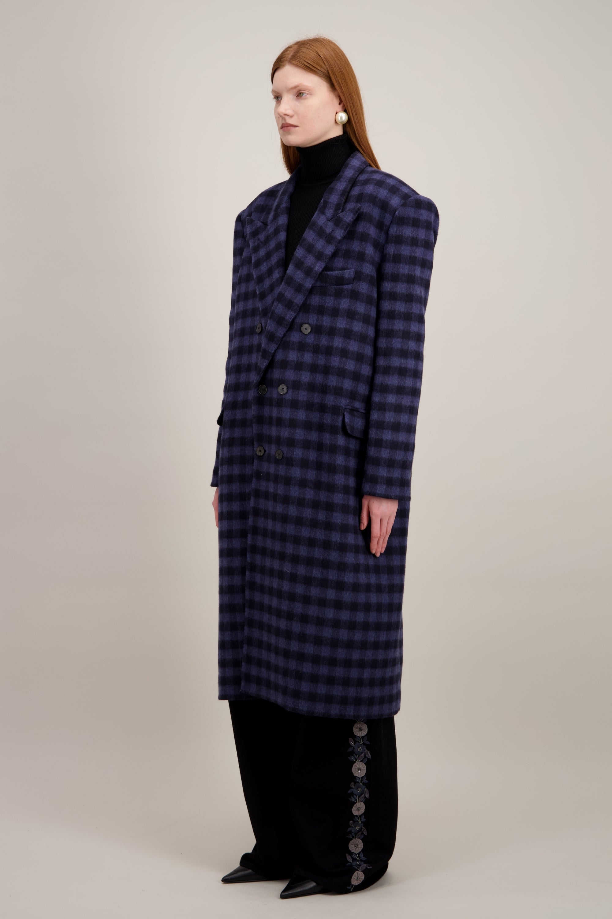 Manteau long oversize, bleu marine à col cranté, vu de
trois quarts