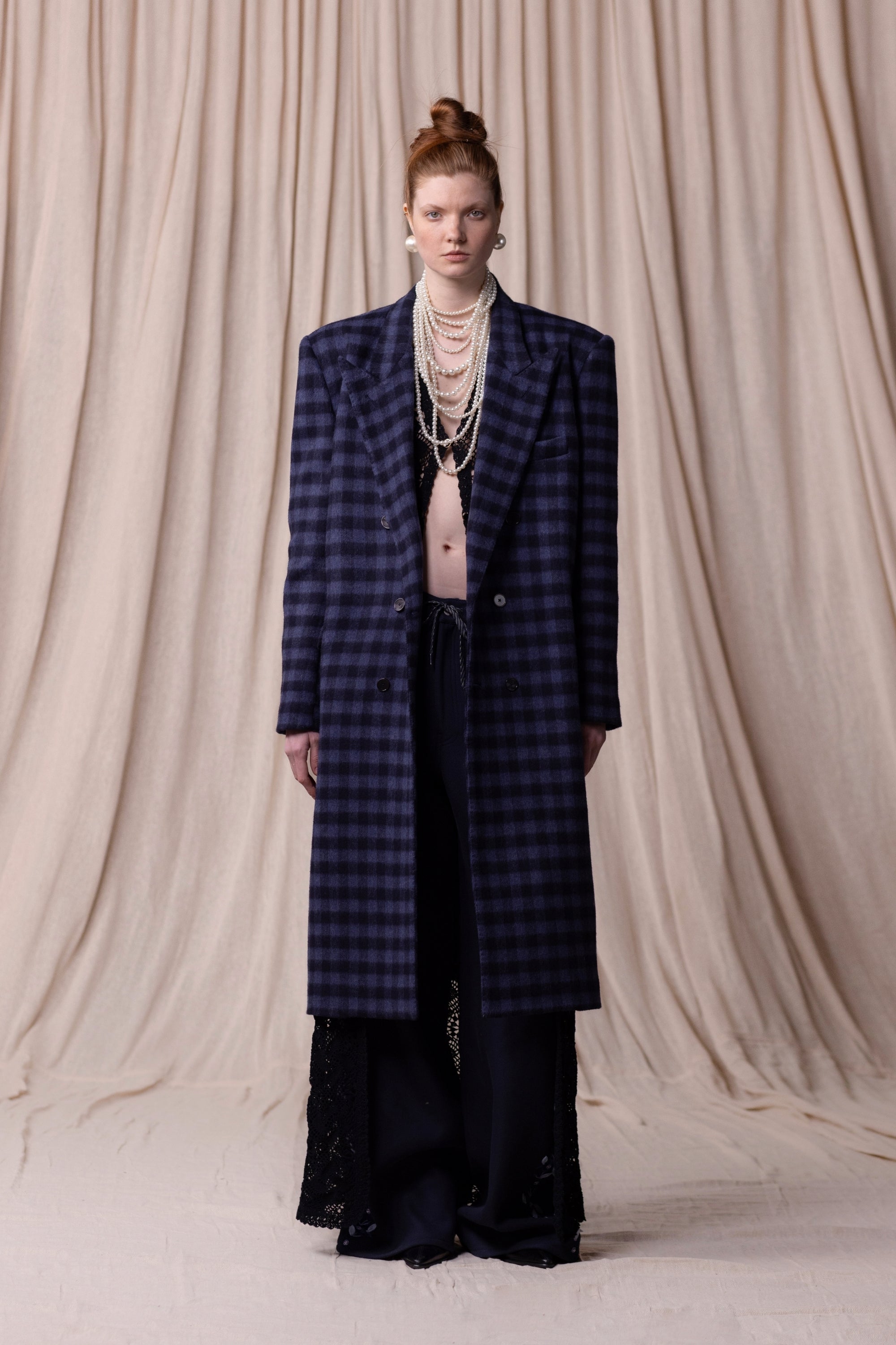 Manteau long oversize, bleu marine à col cranté, vu en total look