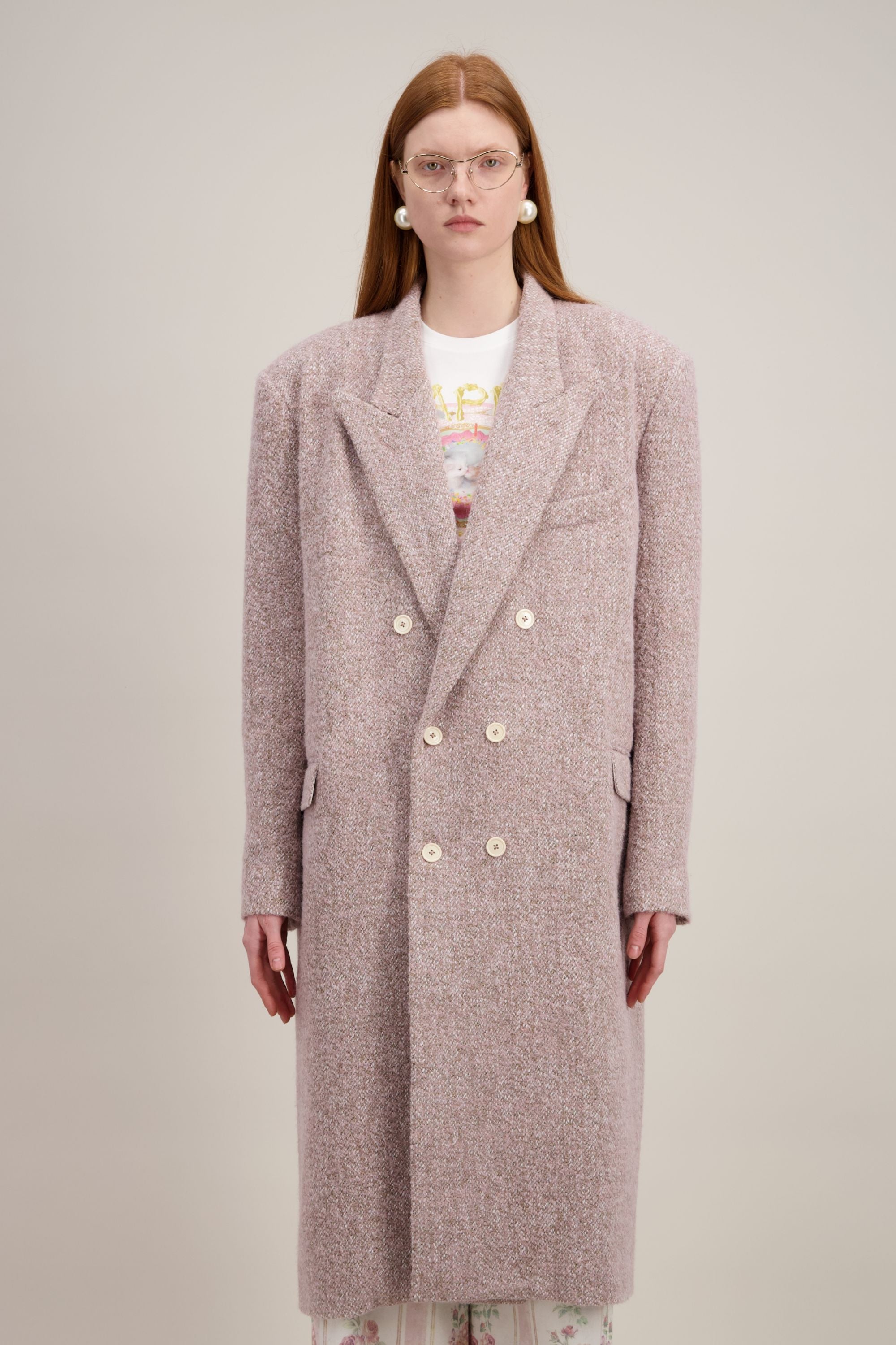 Manteau long oversize, rose vintage, à col cranté. Vu en détail