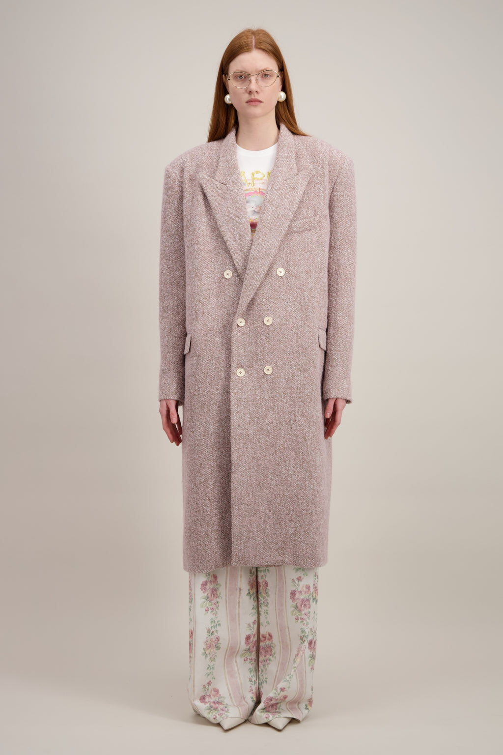 Manteau long oversize, rose vintage, à col cranté. Vu en entier