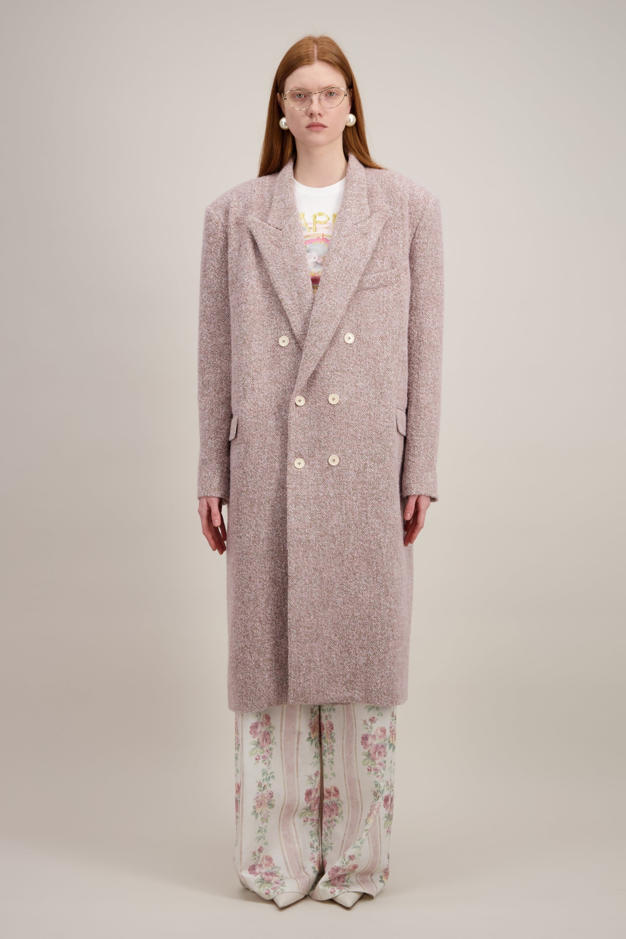 Manteau long oversize, rose vintage, à col cranté. Vu en entier