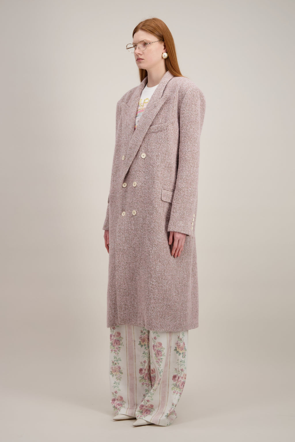 Manteau long oversize, rose vintage, à col cranté. Vu de trois quarts