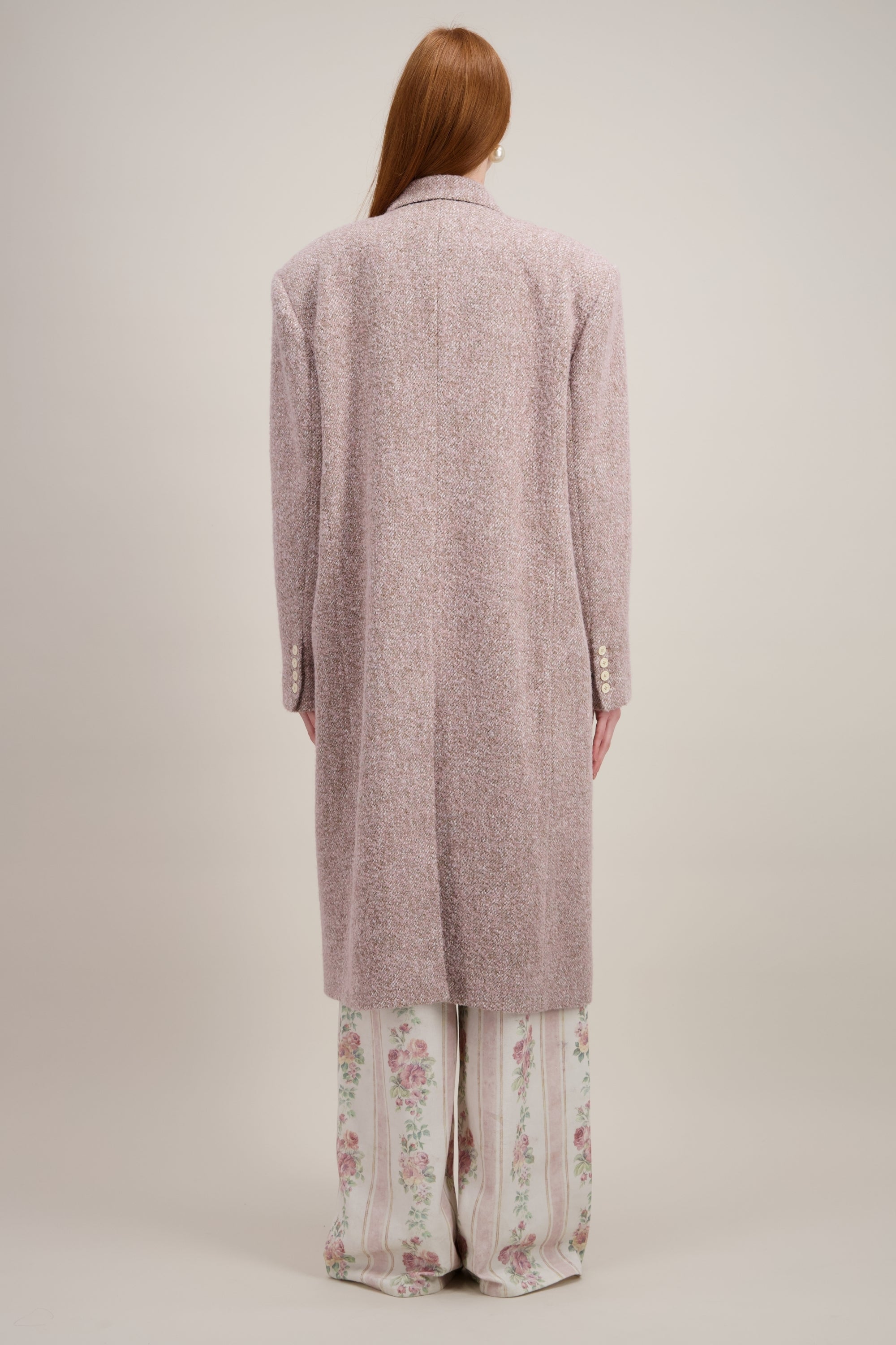 Manteau long oversize, rose vintage, à col cranté. Vu de dos