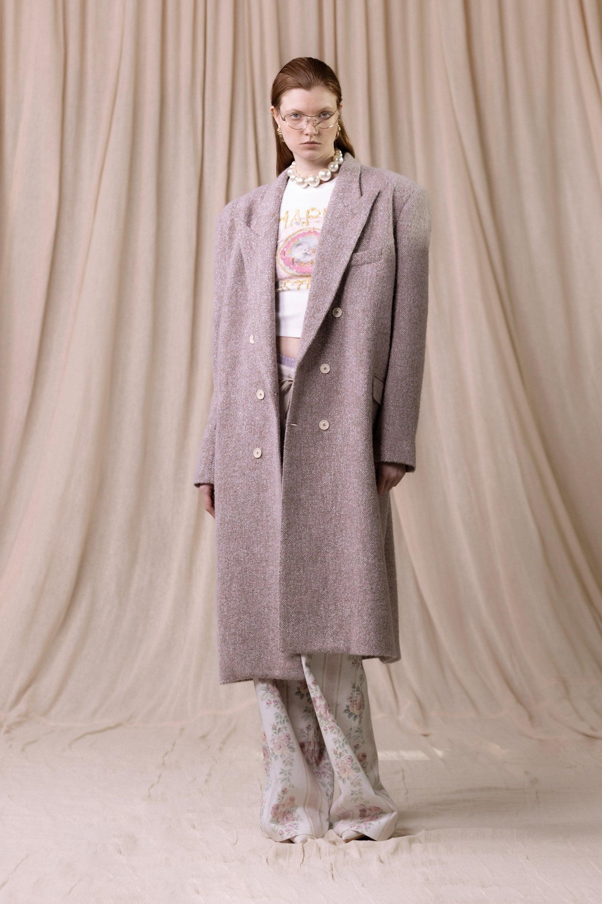 Manteau long oversize, rose vintage à col cranté, vu en total look