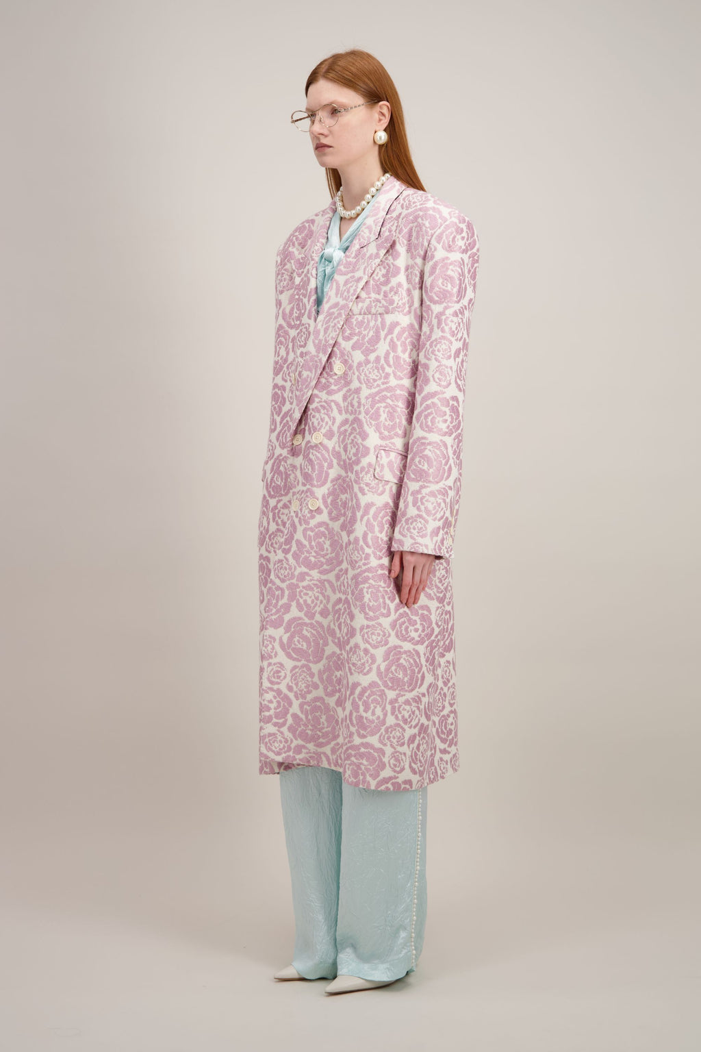 Manteau long oversize élégant et confortable en rose fantaisie, montré de côté