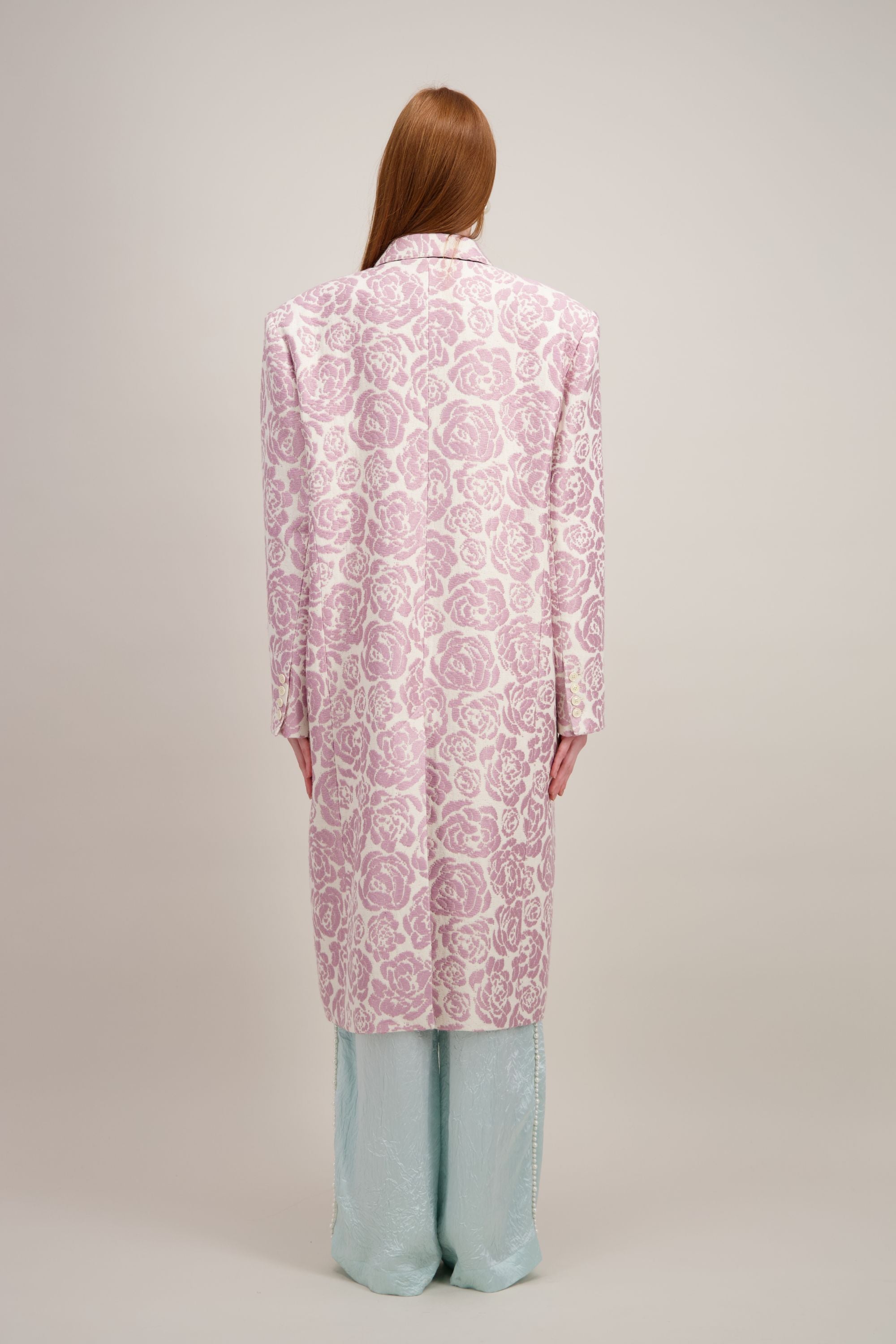 Manteau long oversize élégant et confortable en rose fantaisie montré de dos