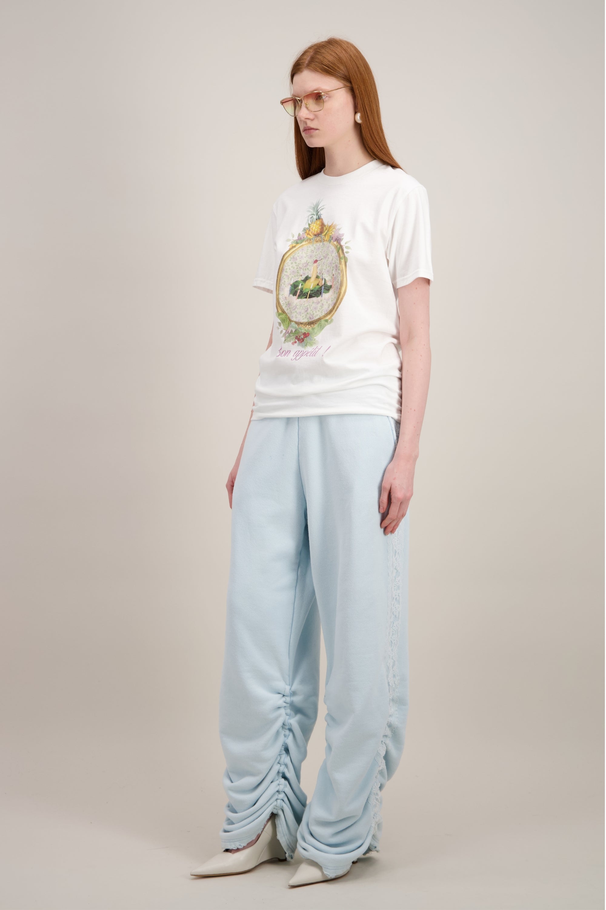 T-shirt Coupe "boxy" (carrée et décontractée), Imprimé graphique "Banane", Col rond, blanc. Vu de trois quarts