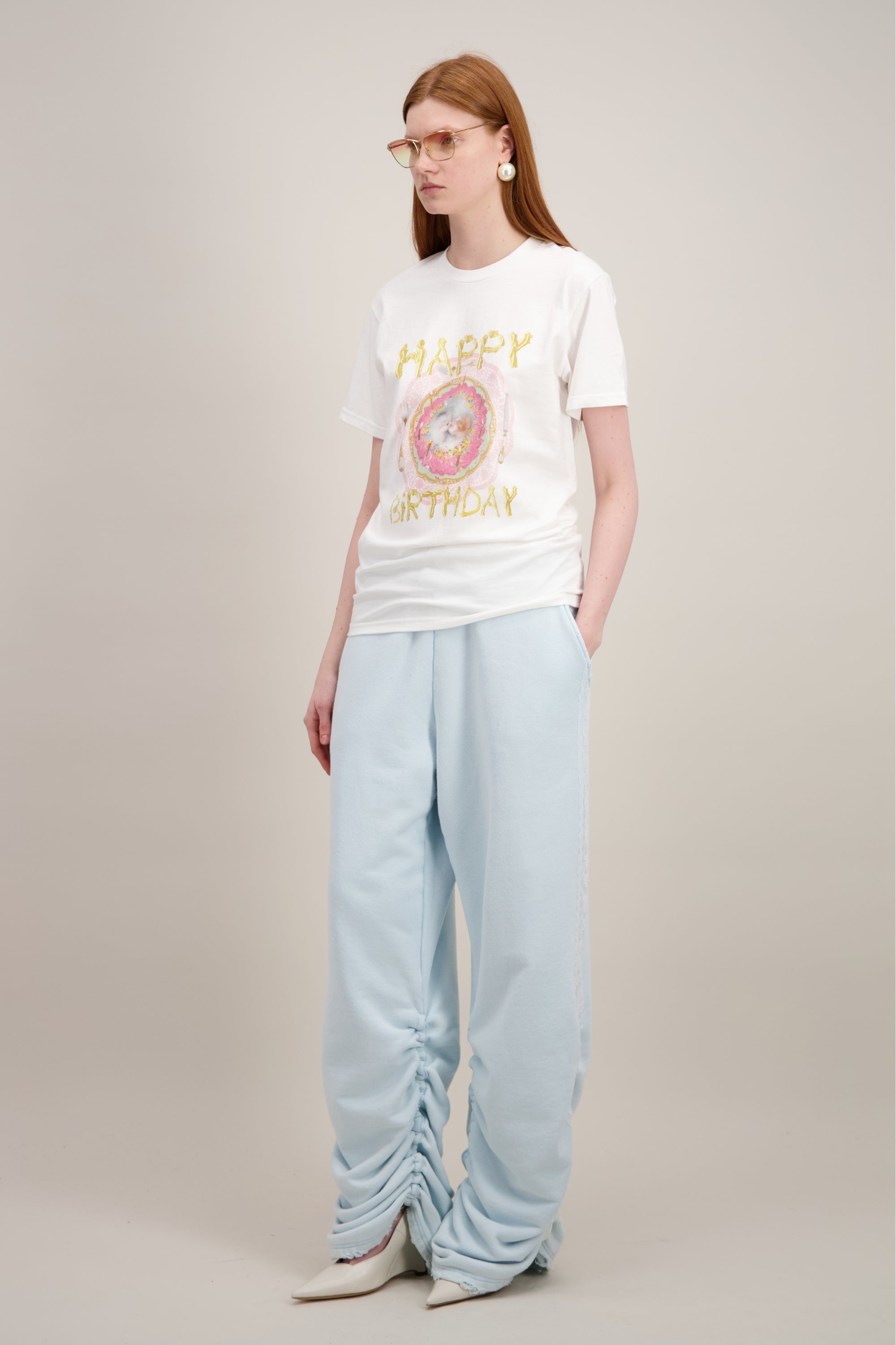 T-shirt Coupe "boxy" (carrée et décontractée), Imprimé graphique "Chat", Col rond, blanc. Vu de trois quarts