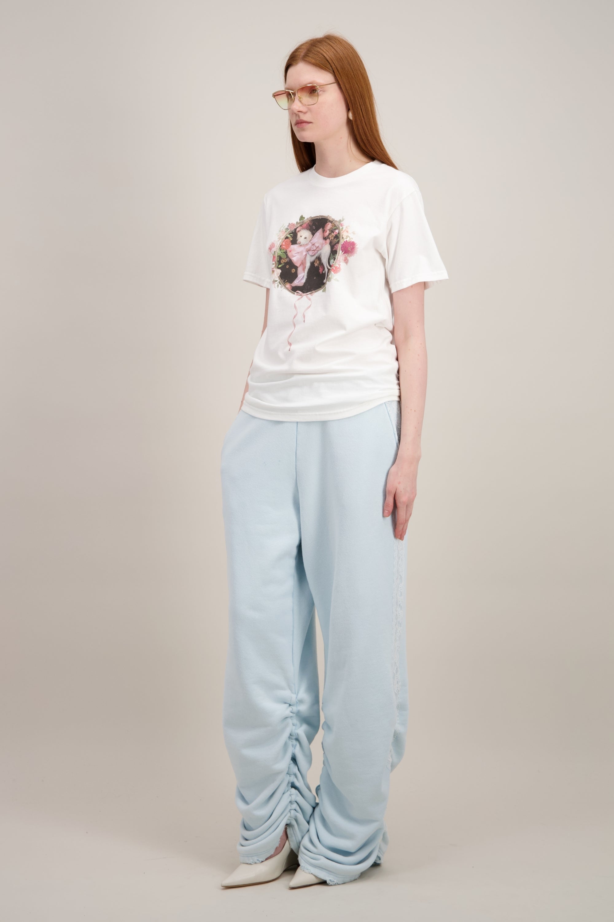 T-shirt Coupe "boxy" (carrée et décontractée), Imprimé graphique "Chien", Col rond, blanc. Vu de trois quarts