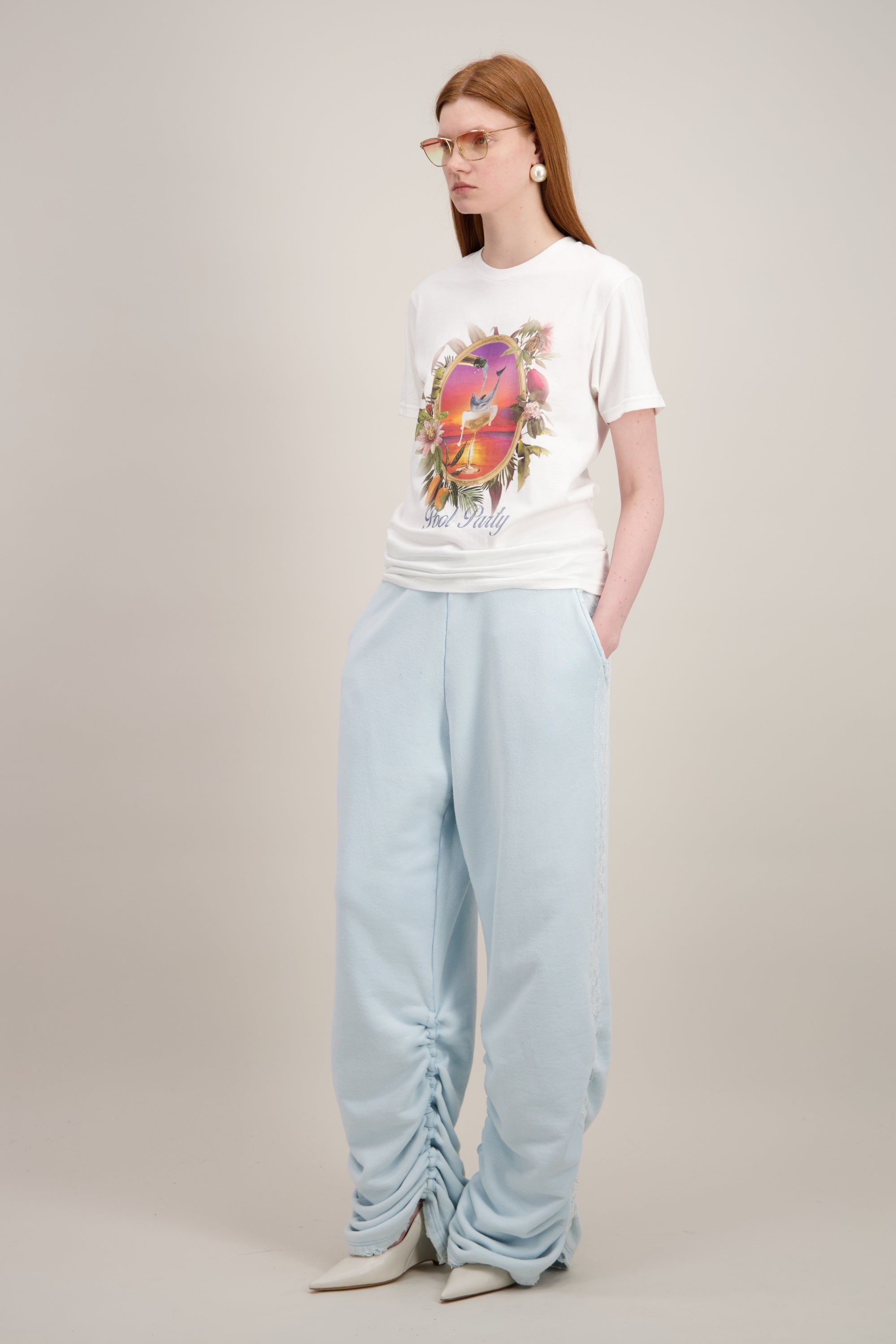 T-shirt Coupe "boxy" (carrée et décontractée), Imprimé graphique "Dauphin", Col rond, blanc. Vu de trois quarts