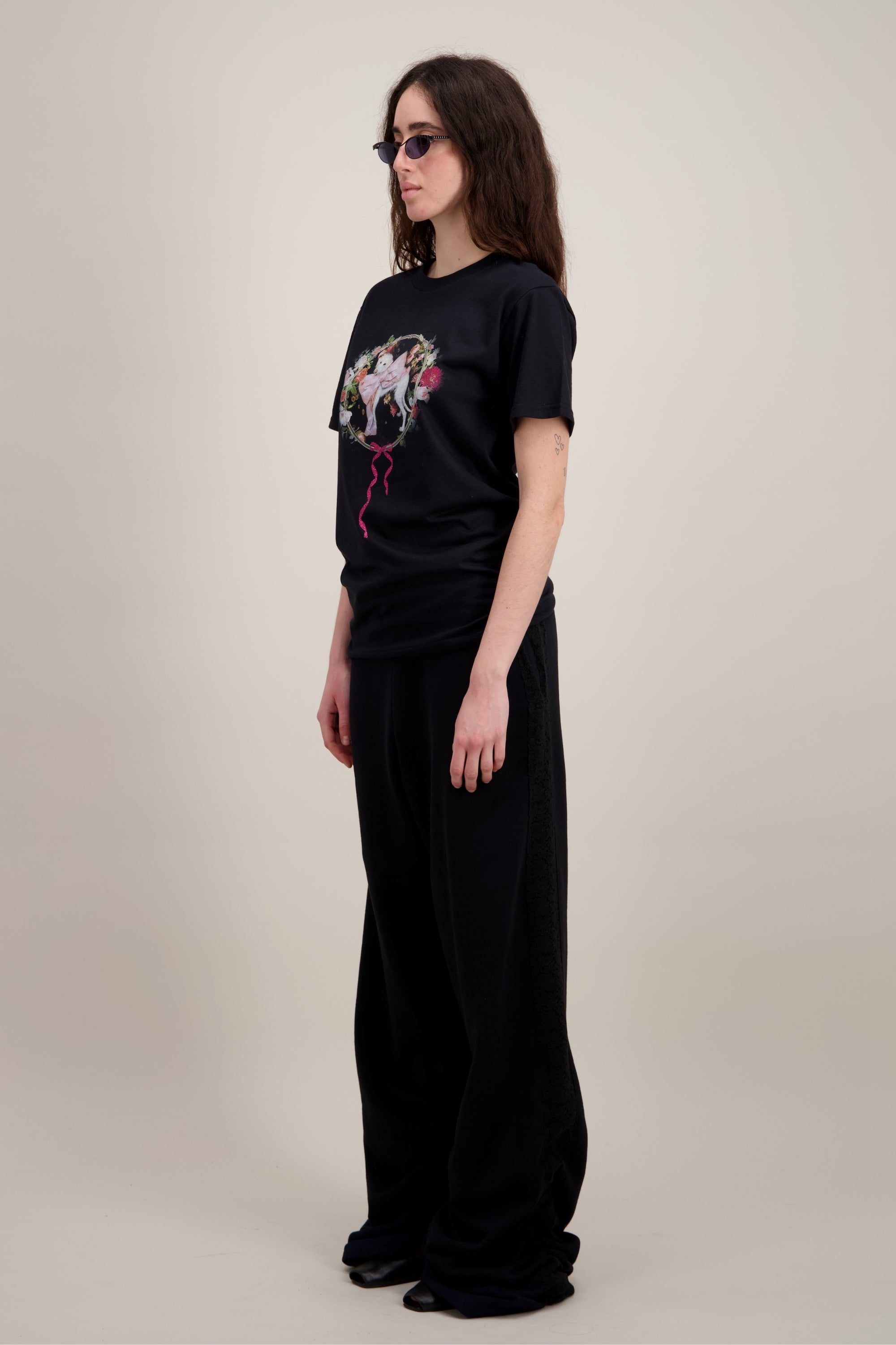 T-shirt Coupe "boxy" (carrée et décontractée), Imprimé graphique "Chien", Col rond, noir. Vu de trois quarts