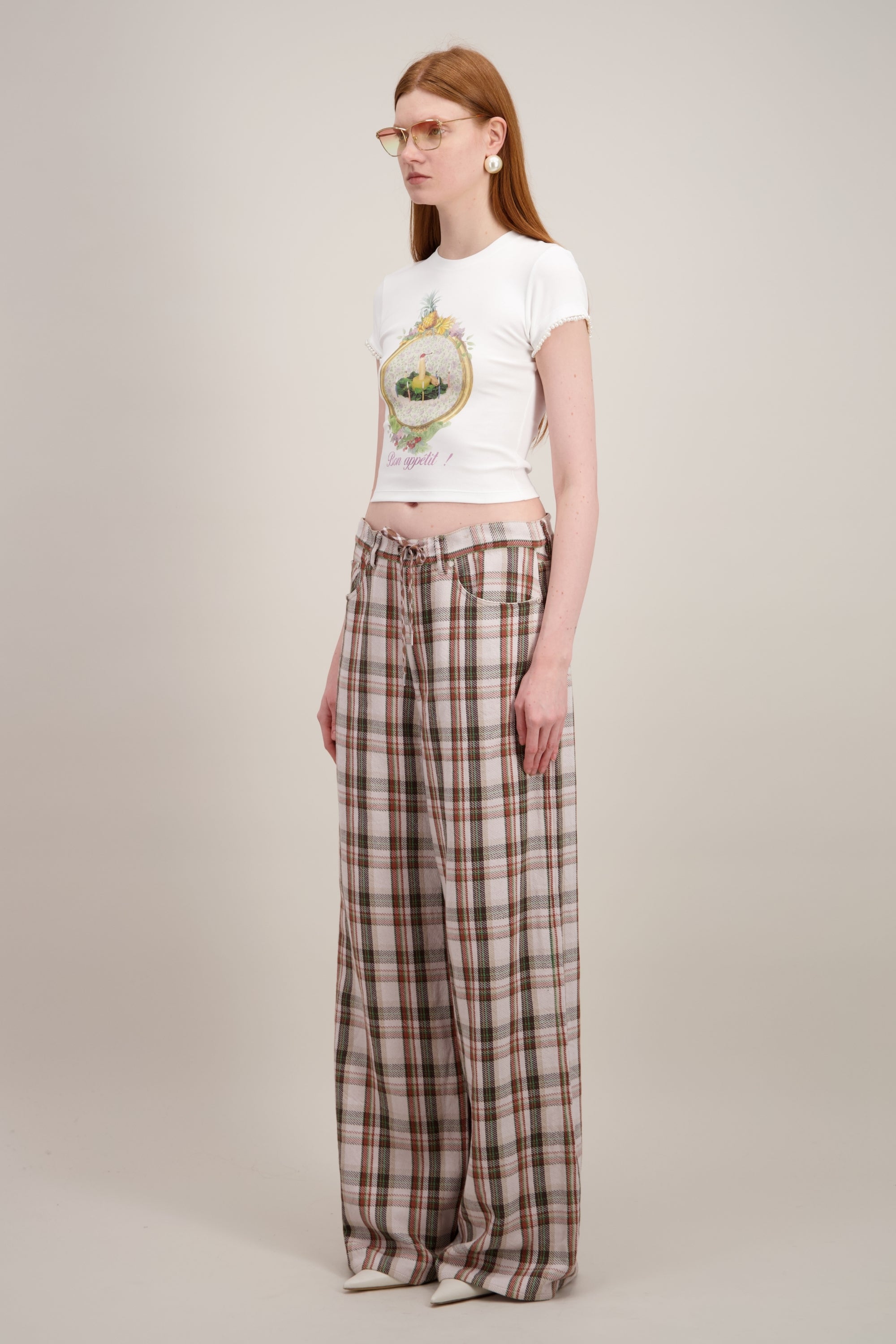 T-shirt Coupe "crop" (courte et ajustée), Imprimé graphique "banane", Col rond, blanc. Vu de trois quarts