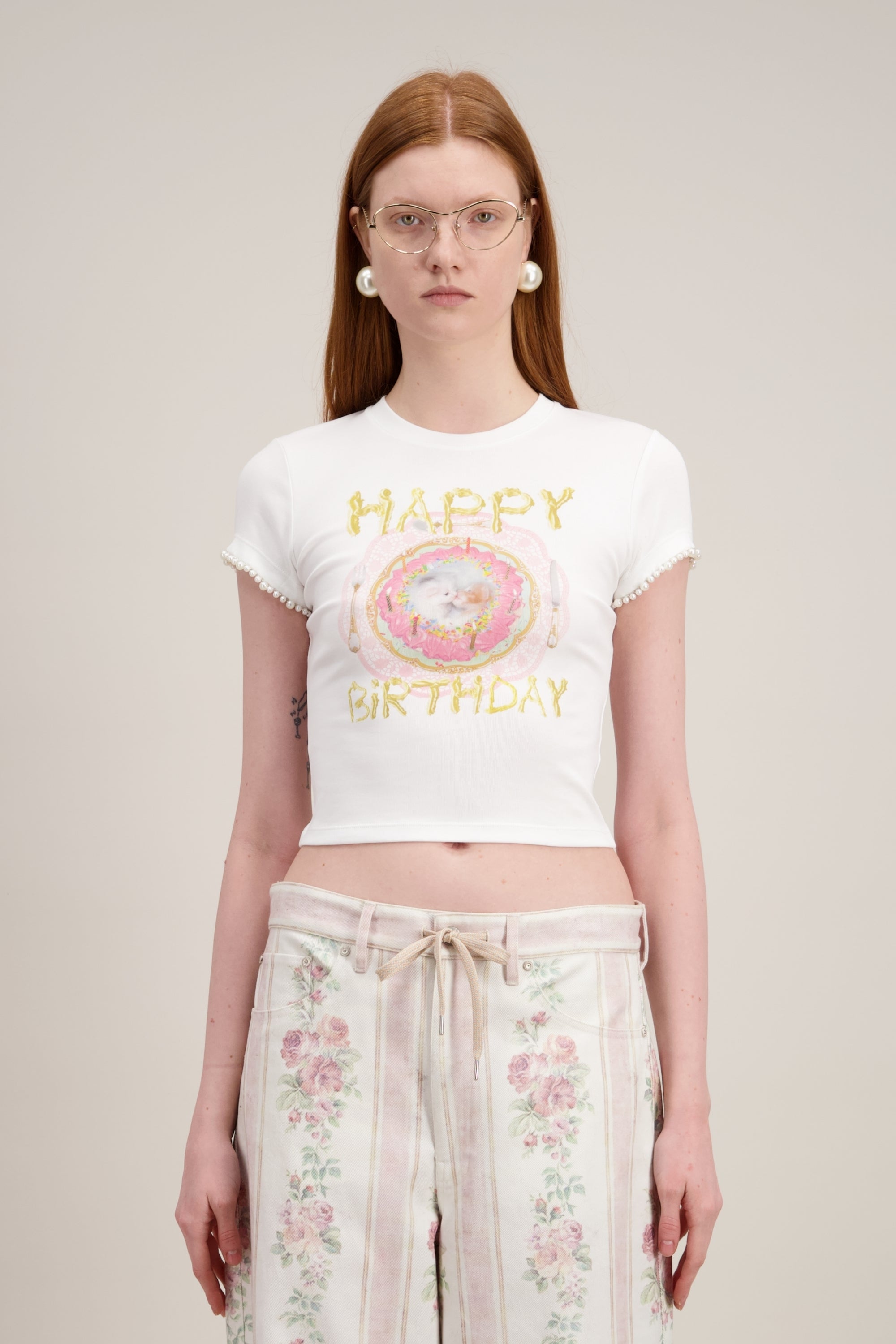 T-shirt Coupe "crop" (courte et ajustée), Imprimé graphique "chat", Col rond, blanc. Vu en détail