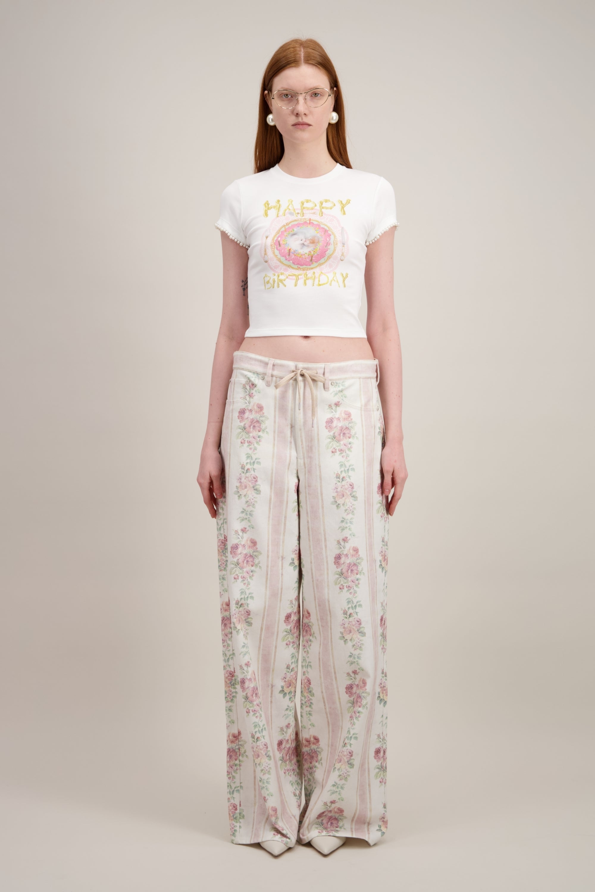 T-shirt Coupe "crop" (courte et ajustée), Imprimé graphique "chat", Col rond, blanc. Vu en entier