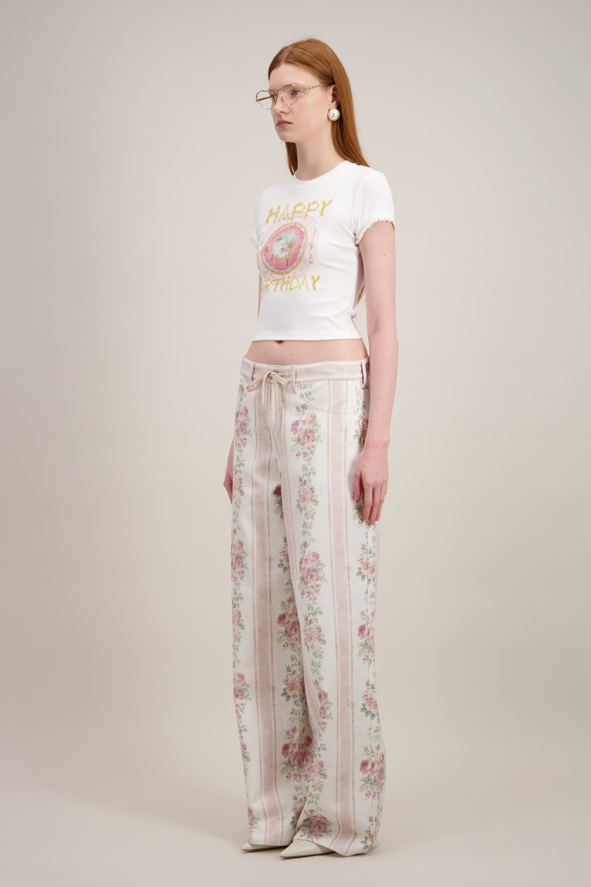 T-shirt Coupe "crop" (courte et ajustée), Imprimé graphique "chat", Col rond, blanc. Vu de trois quarts