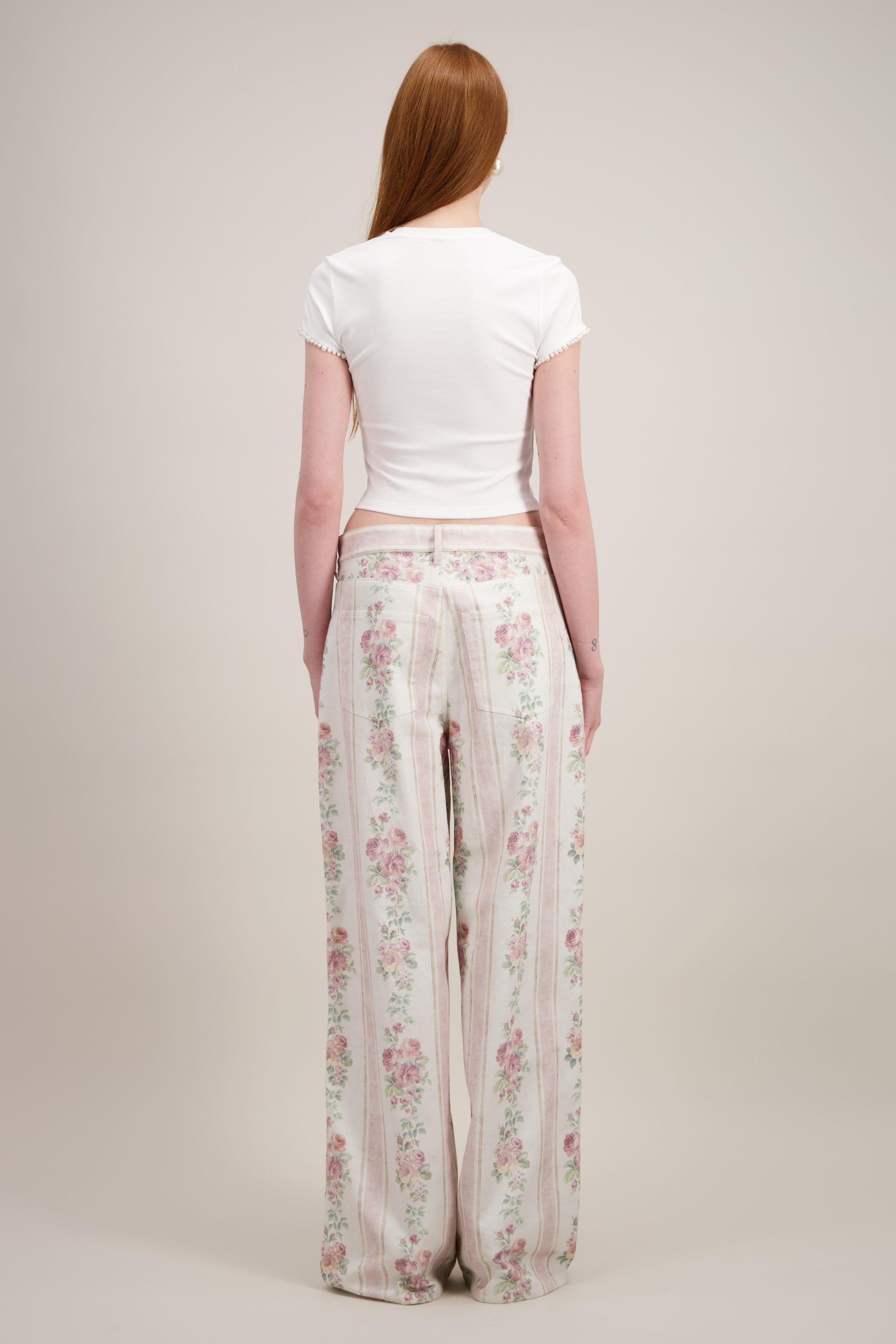 T-shirt Coupe "crop" (courte et ajustée), Imprimé graphique "chat", Col rond, blanc. Vu de dos