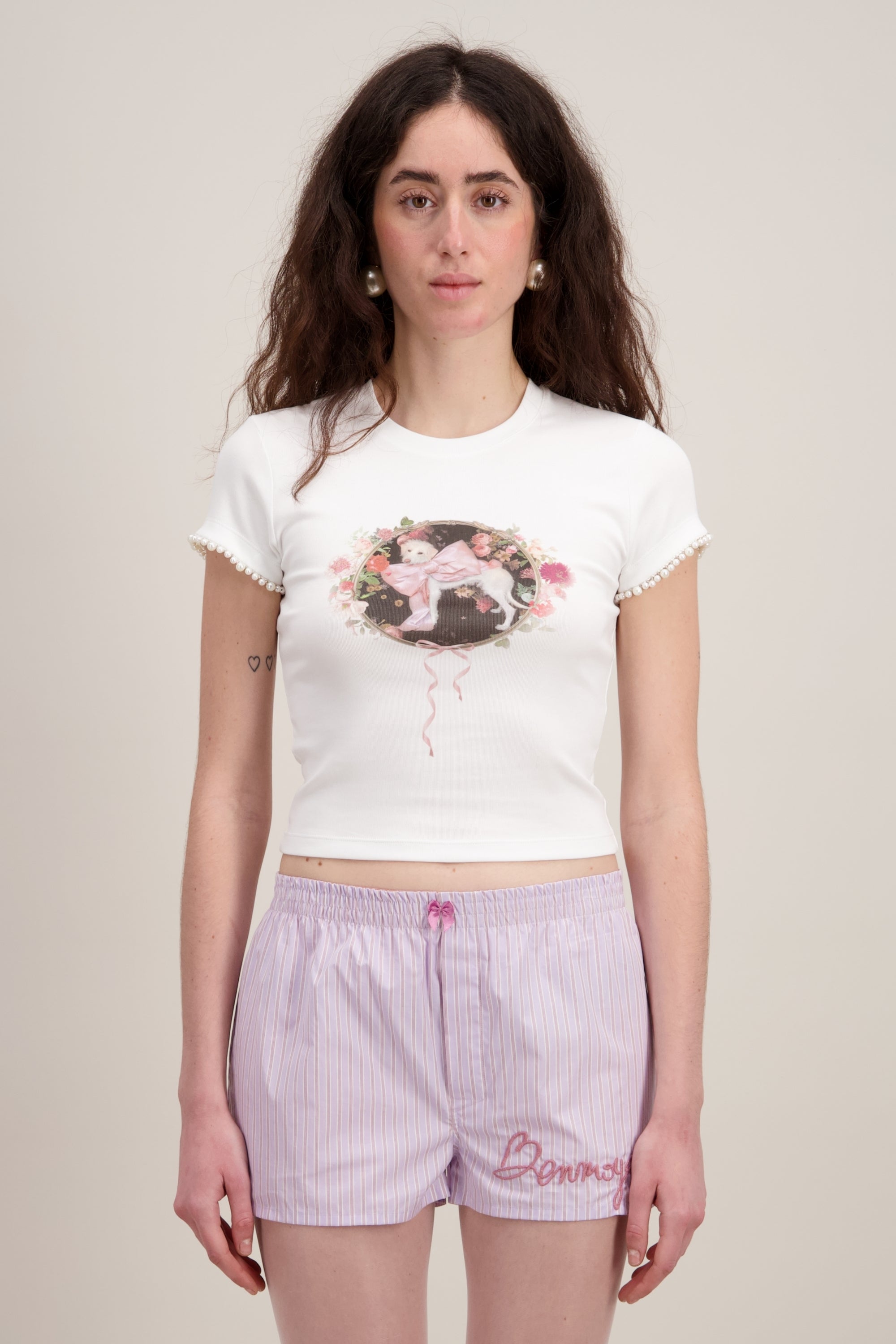 T-shirt Coupe "crop" (courte et ajustée), Imprimé graphique "Chien", Col rond, blanc. Vu en détail