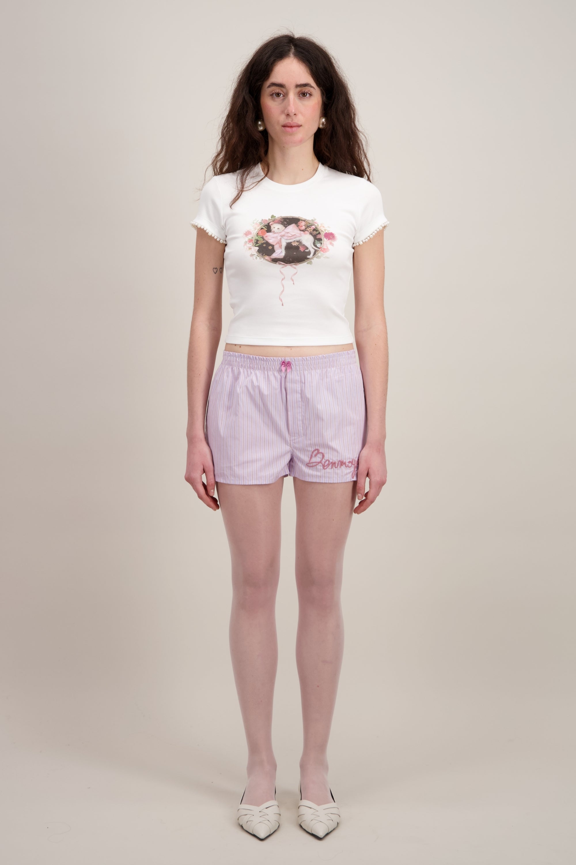 T-shirt Coupe "crop" (courte et ajustée), Imprimé graphique "Chien", Col rond, blanc. Vu en entier