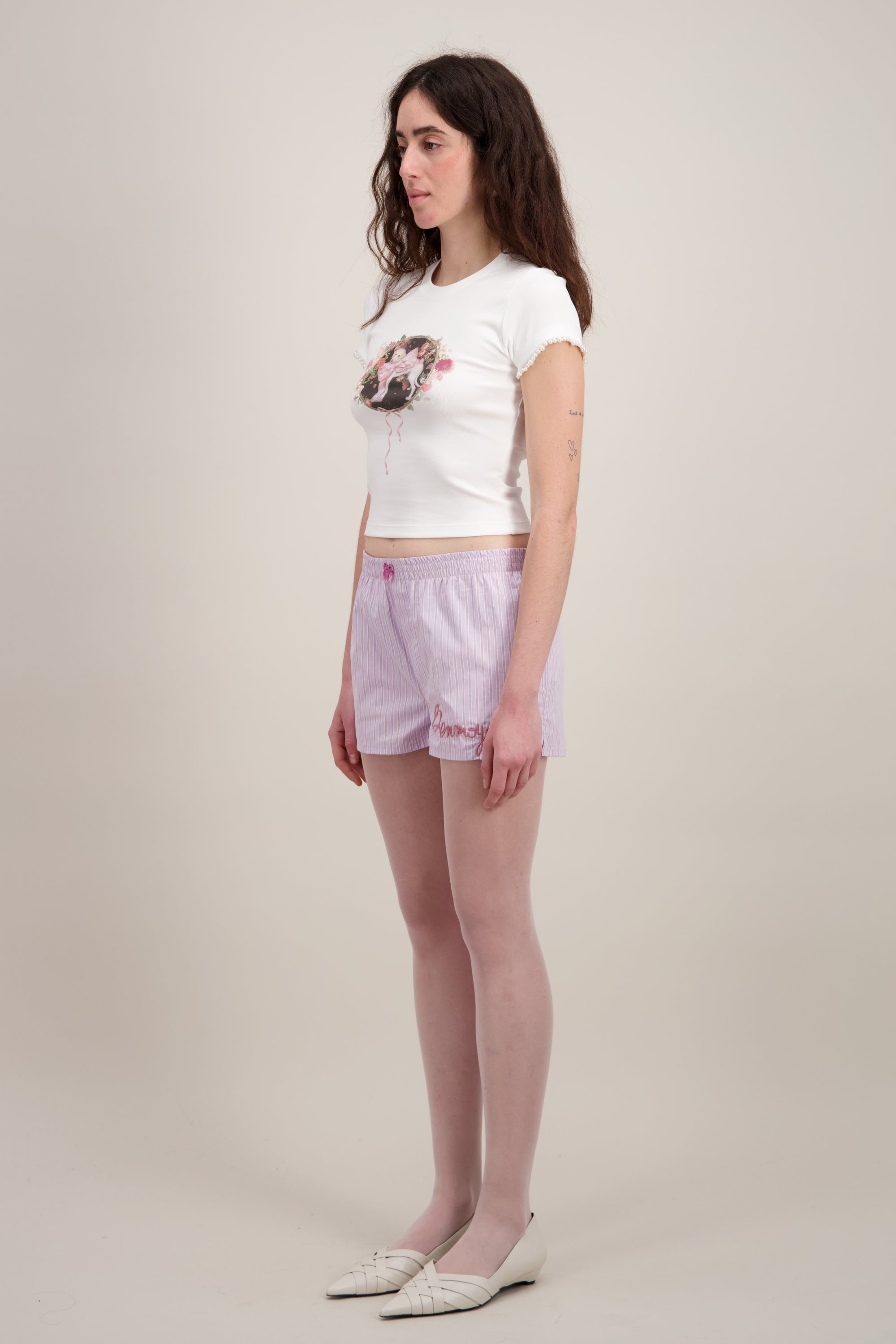 T-shirt Coupe "crop" (courte et ajustée), Imprimé graphique "Chien", Col rond, blanc. Vu de trois quarts