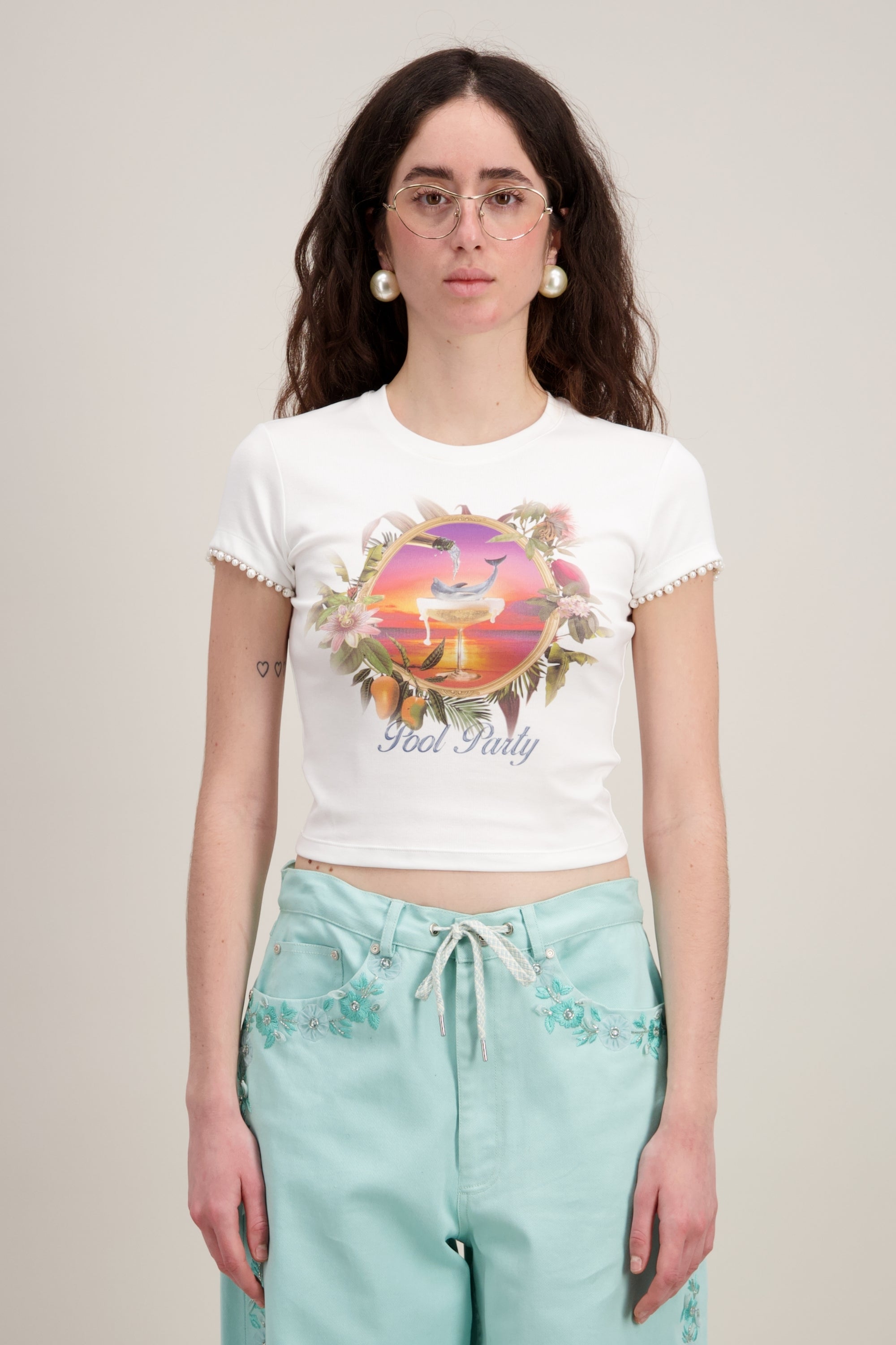 T-shirt Coupe "crop" (courte et ajustée), Imprimé graphique "Dauphin", Col rond, blanc. Vu en détail