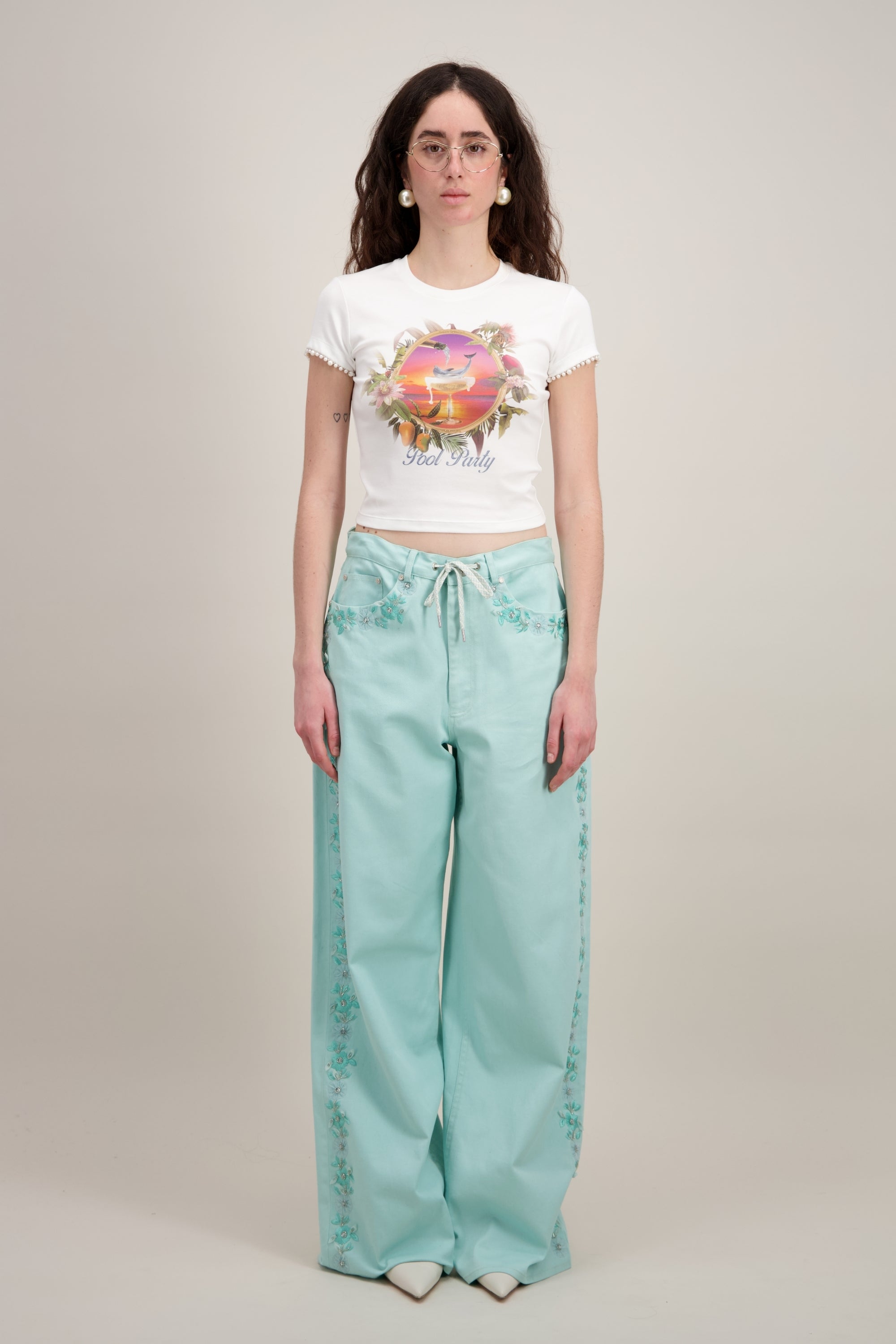 T-shirt Coupe "crop" (courte et ajustée), Imprimé graphique "Dauphin", Col rond, blanc. Vu en entier