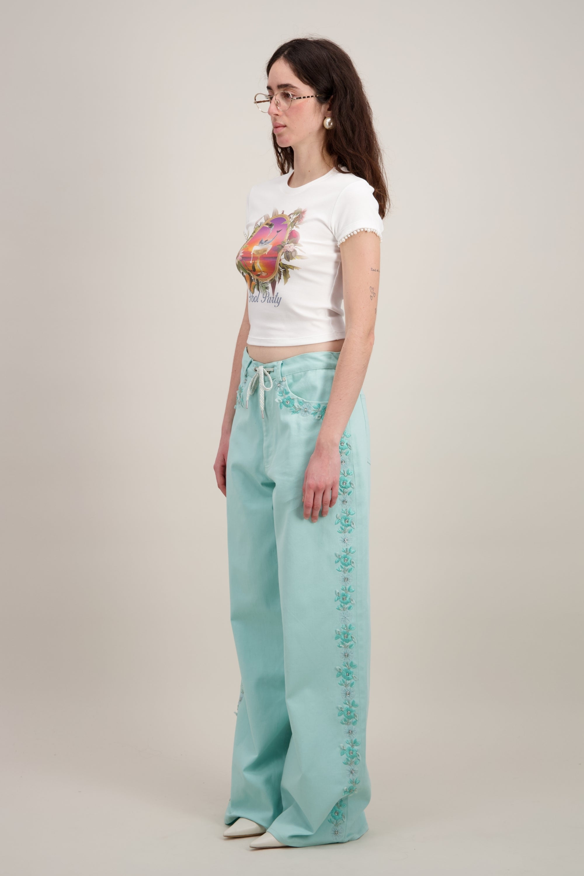 T-shirt Coupe "crop" (courte et ajustée), Imprimé graphique "Dauphin", Col rond, blanc. Vu de trois quarts