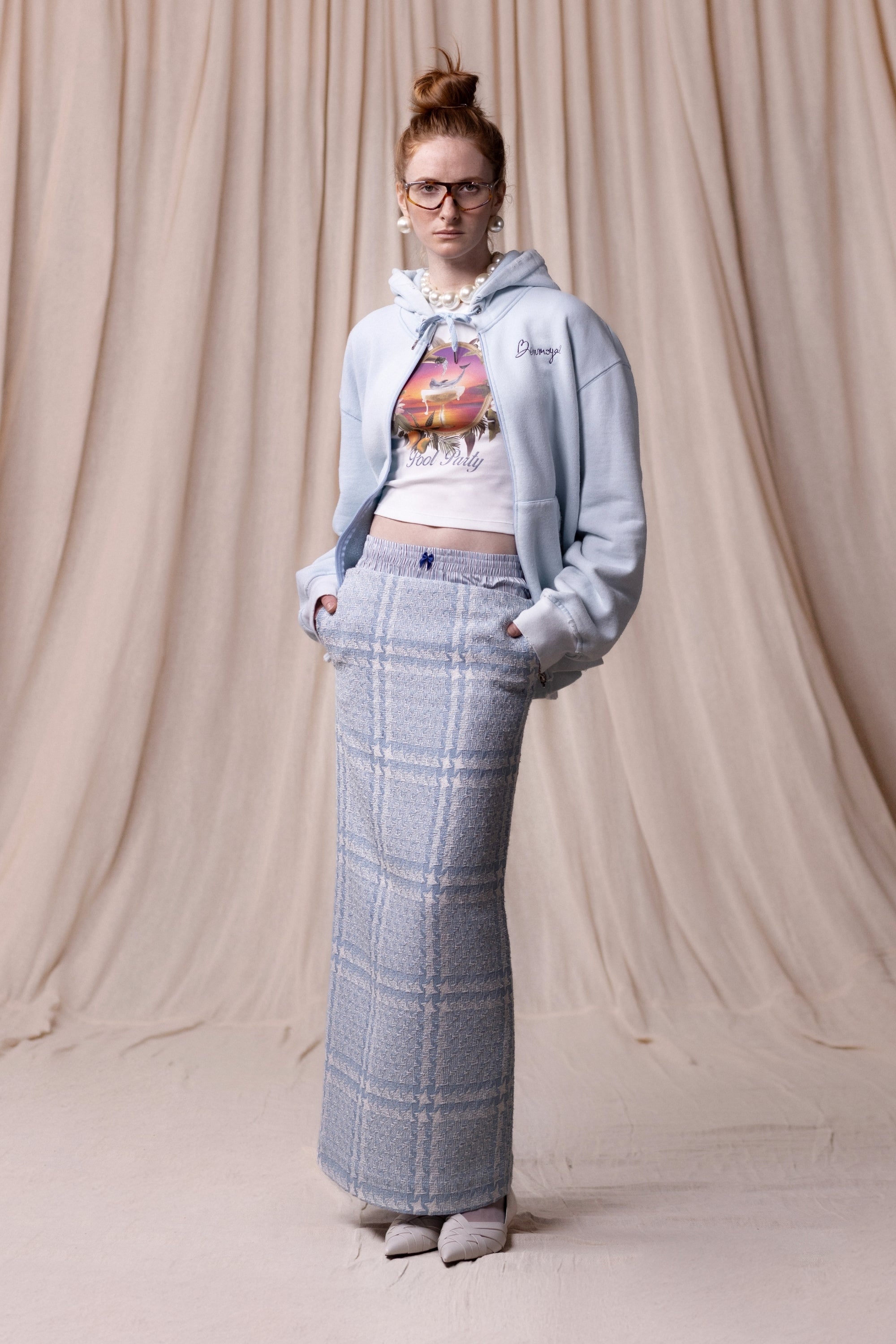 T-shirt Coupe "crop" (courte et ajustée), Imprimé graphique "Dauphin", Col rond, blanc. Vu en total look