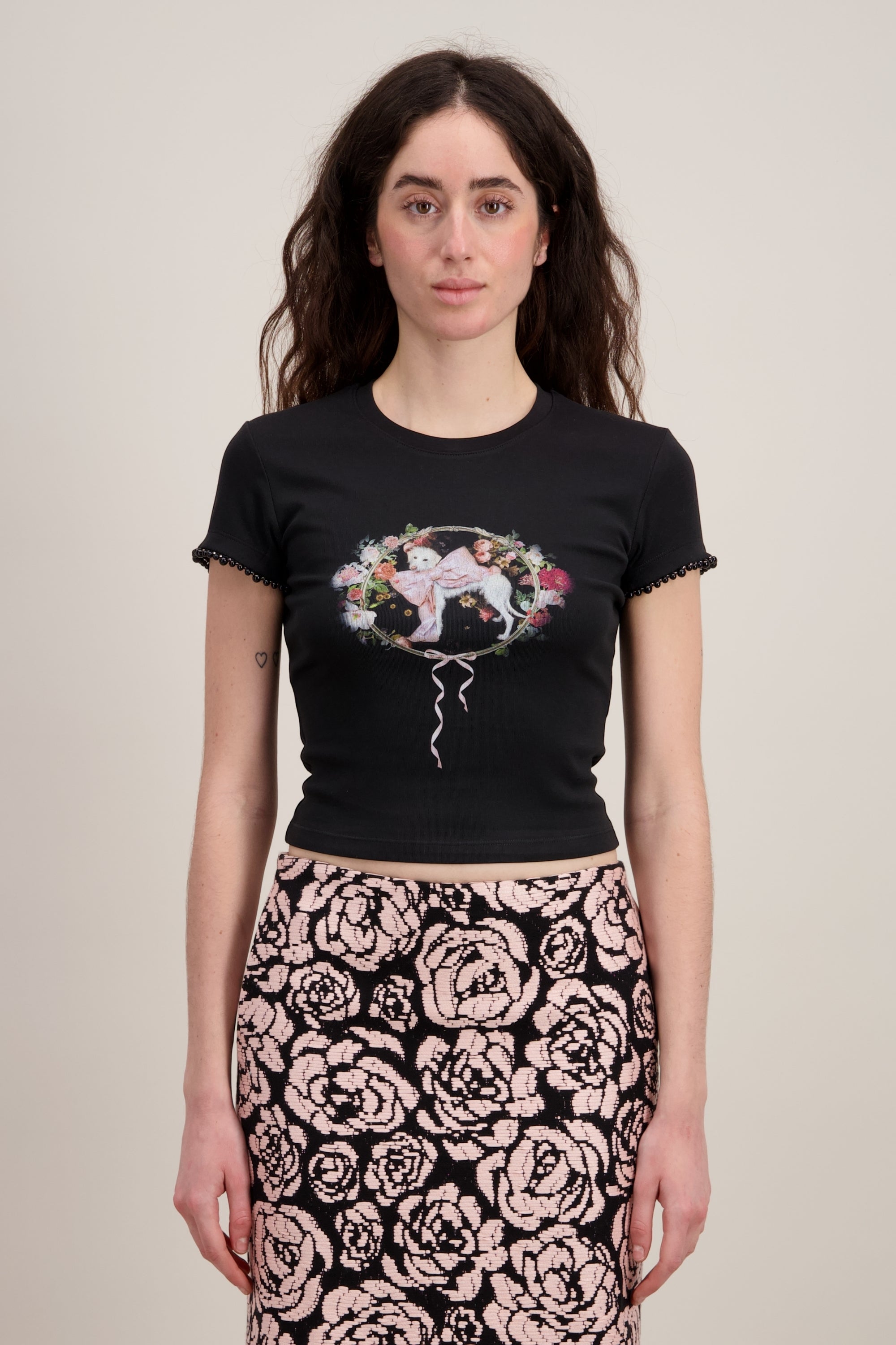 T-shirt Coupe "crop" (courte et ajustée), Imprimé graphique "Chien", Col rond, noir. Vu en détail