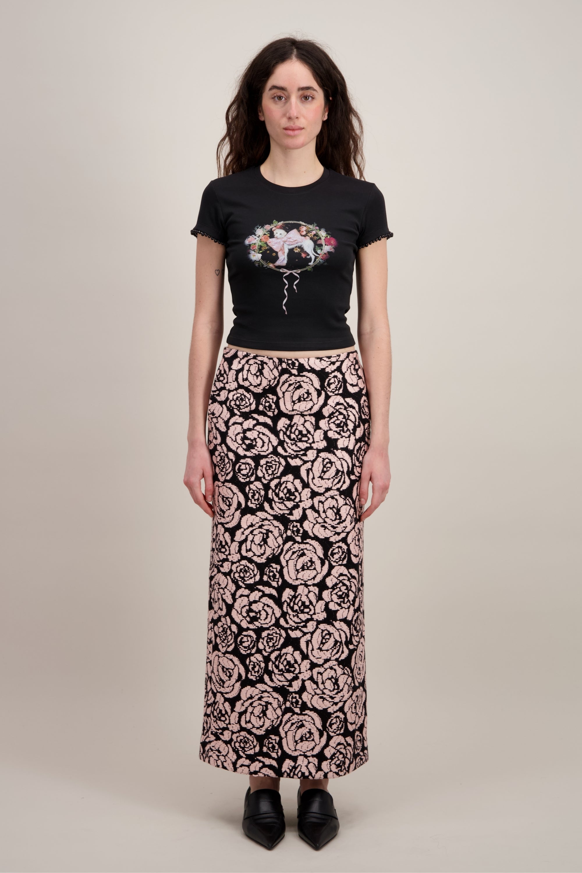 T-shirt Coupe "crop" (courte et ajustée), Imprimé graphique "Chien", Col rond, noir. Vu en entier