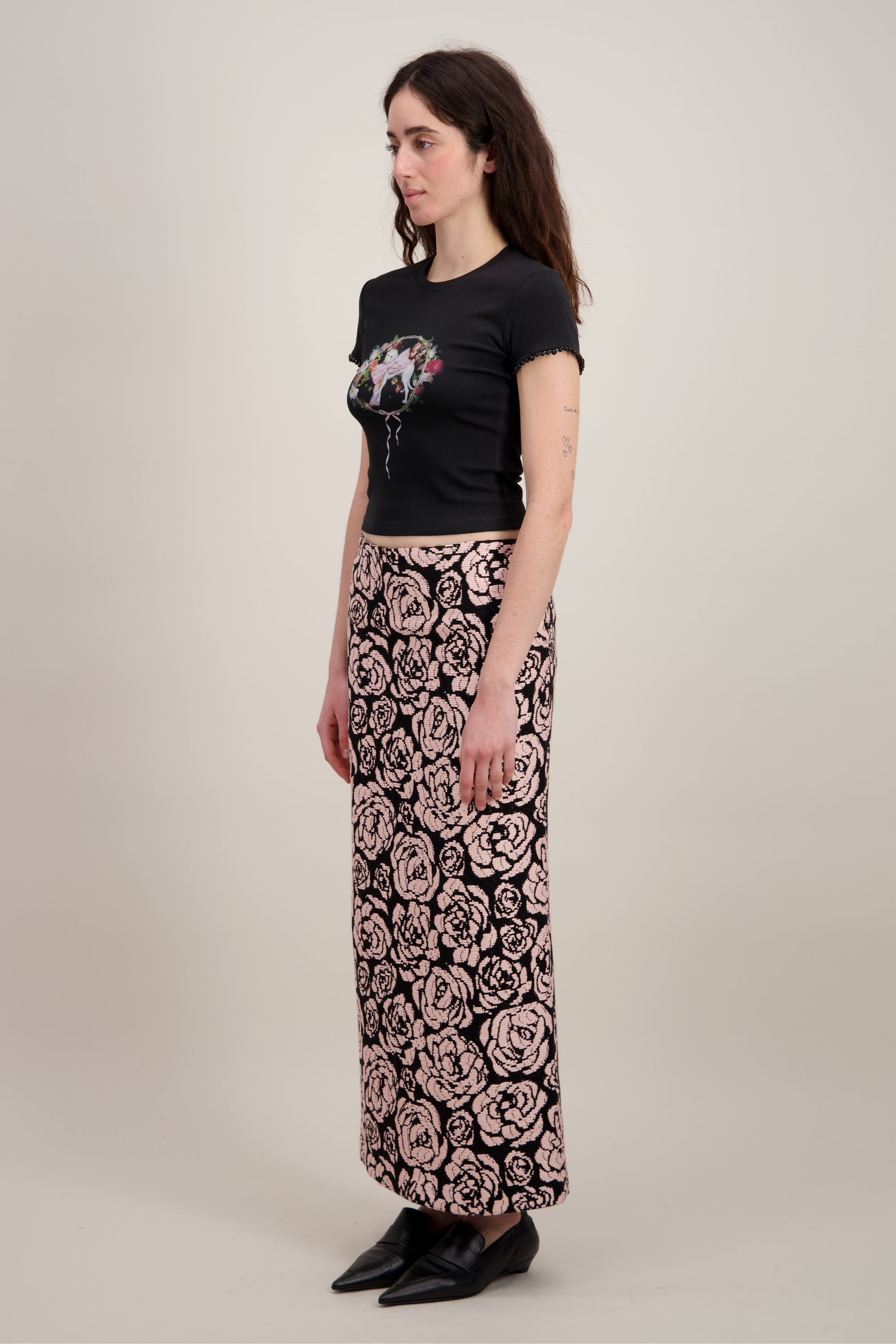 T-shirt Coupe "crop" (courte et ajustée), Imprimé graphique "Chien", Col rond, noir. Vu de trois quarts