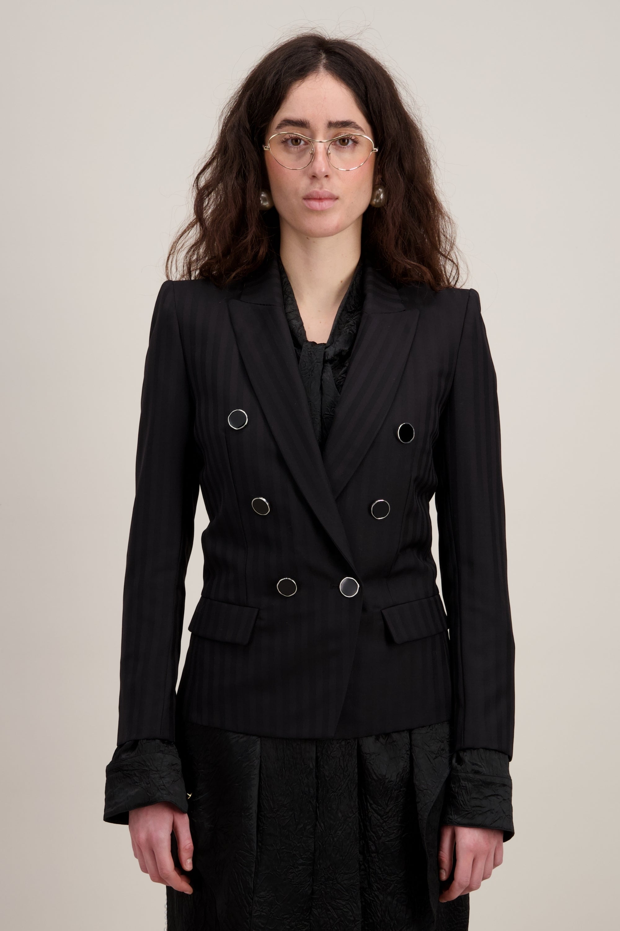 Veste Cintrée, Coupe d'épaules structurées, noir. Vu en détail