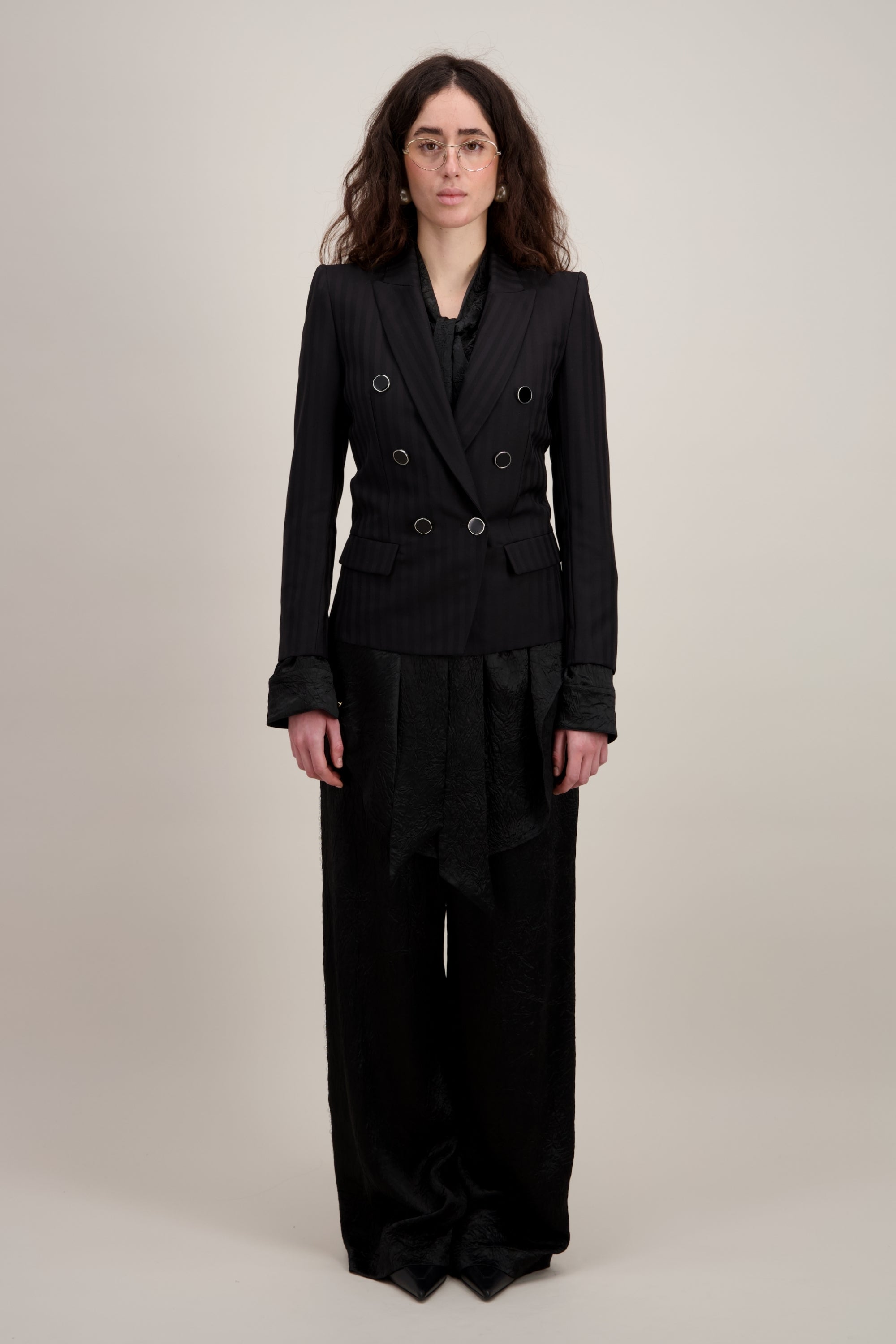 Veste Cintrée, Coupe d'épaules structurées, noir. Vu en entier